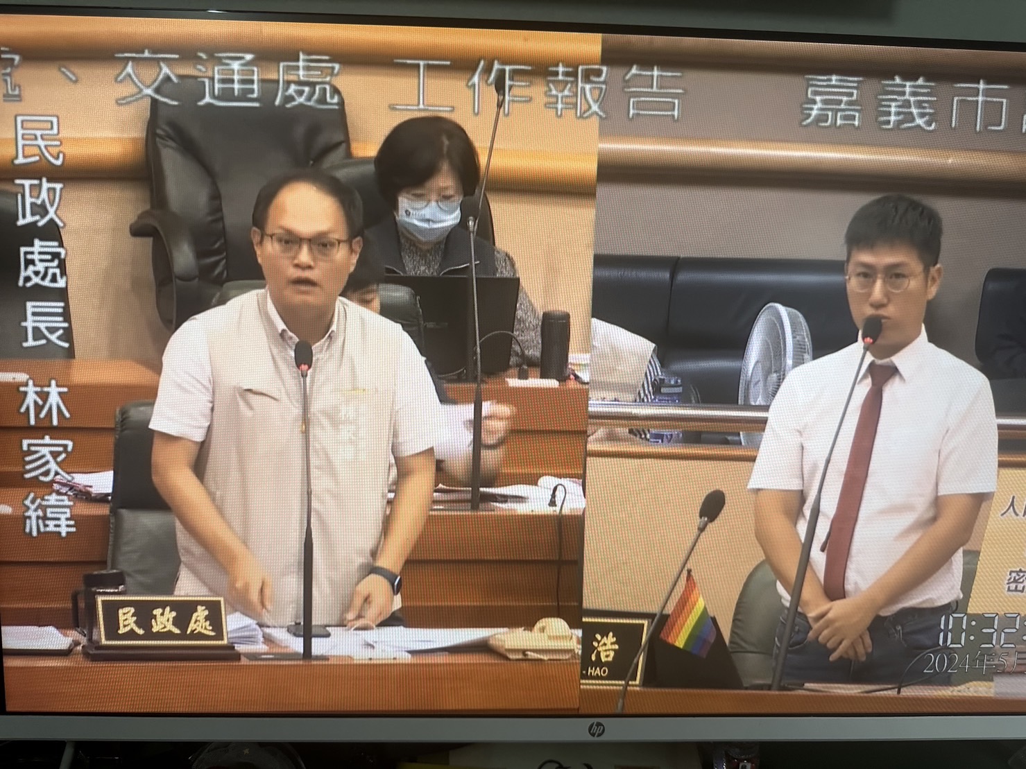 嘉义市议员王浩（右）质询市府民政处长林家纬。记者鲁永明／翻摄