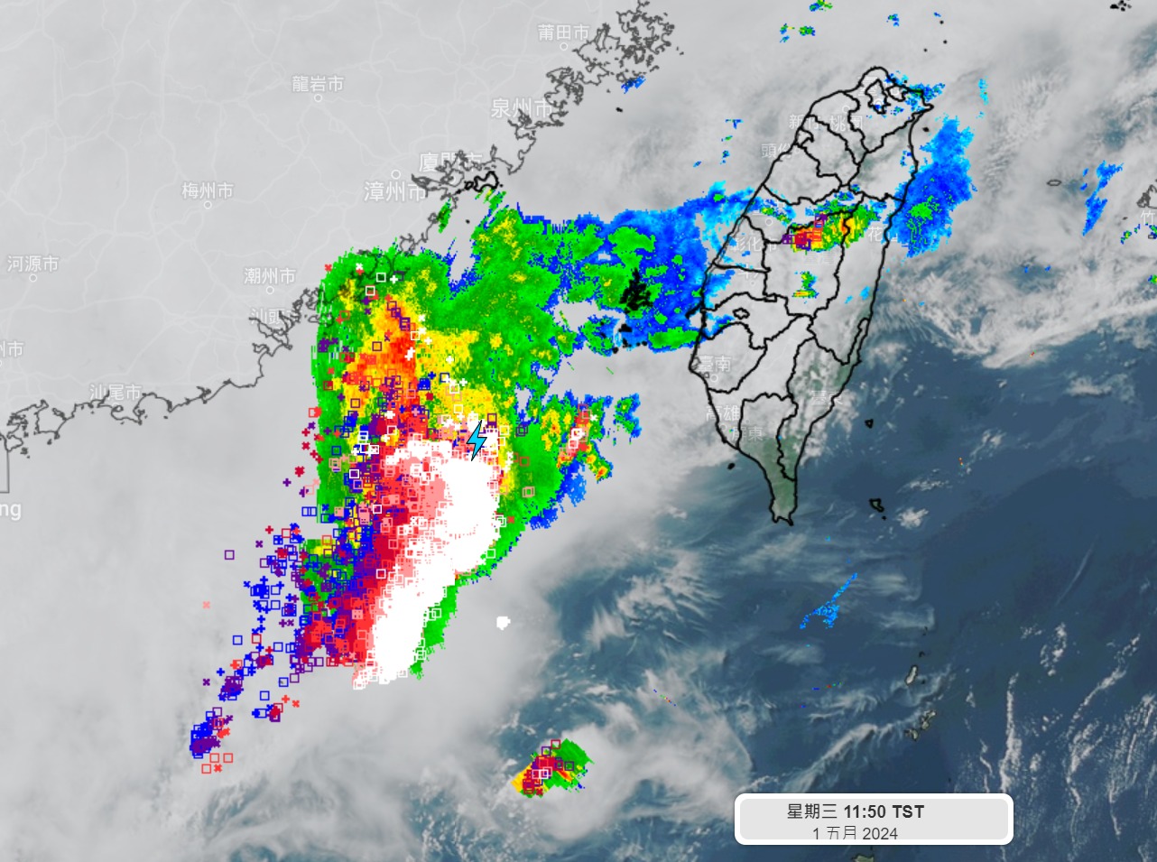 目前在台湾海峡南部有一条「线状对流」发展中，闪电讯号非常活跃，高达每分钟600次以上。图／取自「天气风险 WeatherRisk」脸书粉专