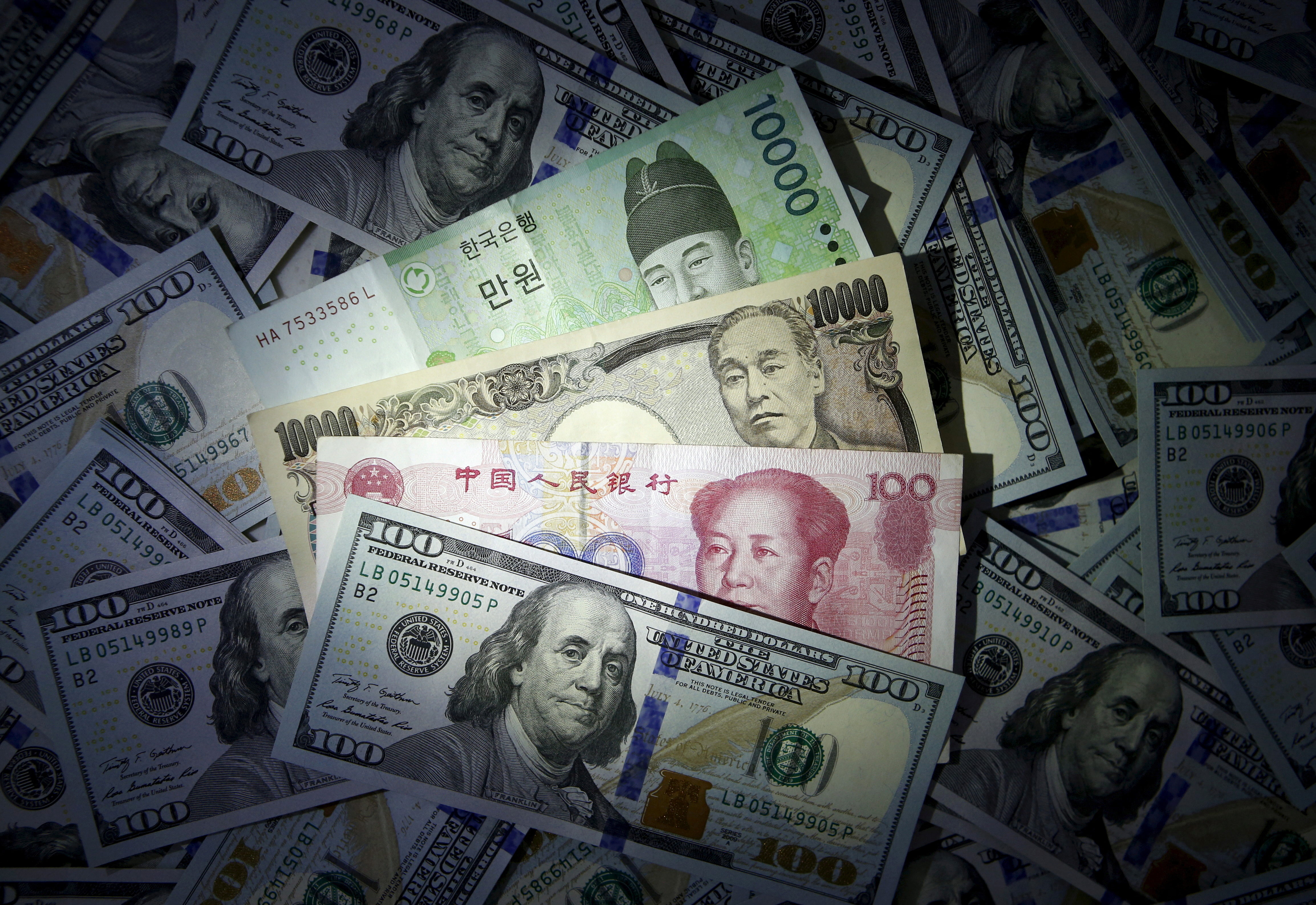 近期强势美元下，日圆与韩元等亚洲货币急速贬值。市场猜测人民币有可能跟著日圆贬值，以提振大陆经济。路透