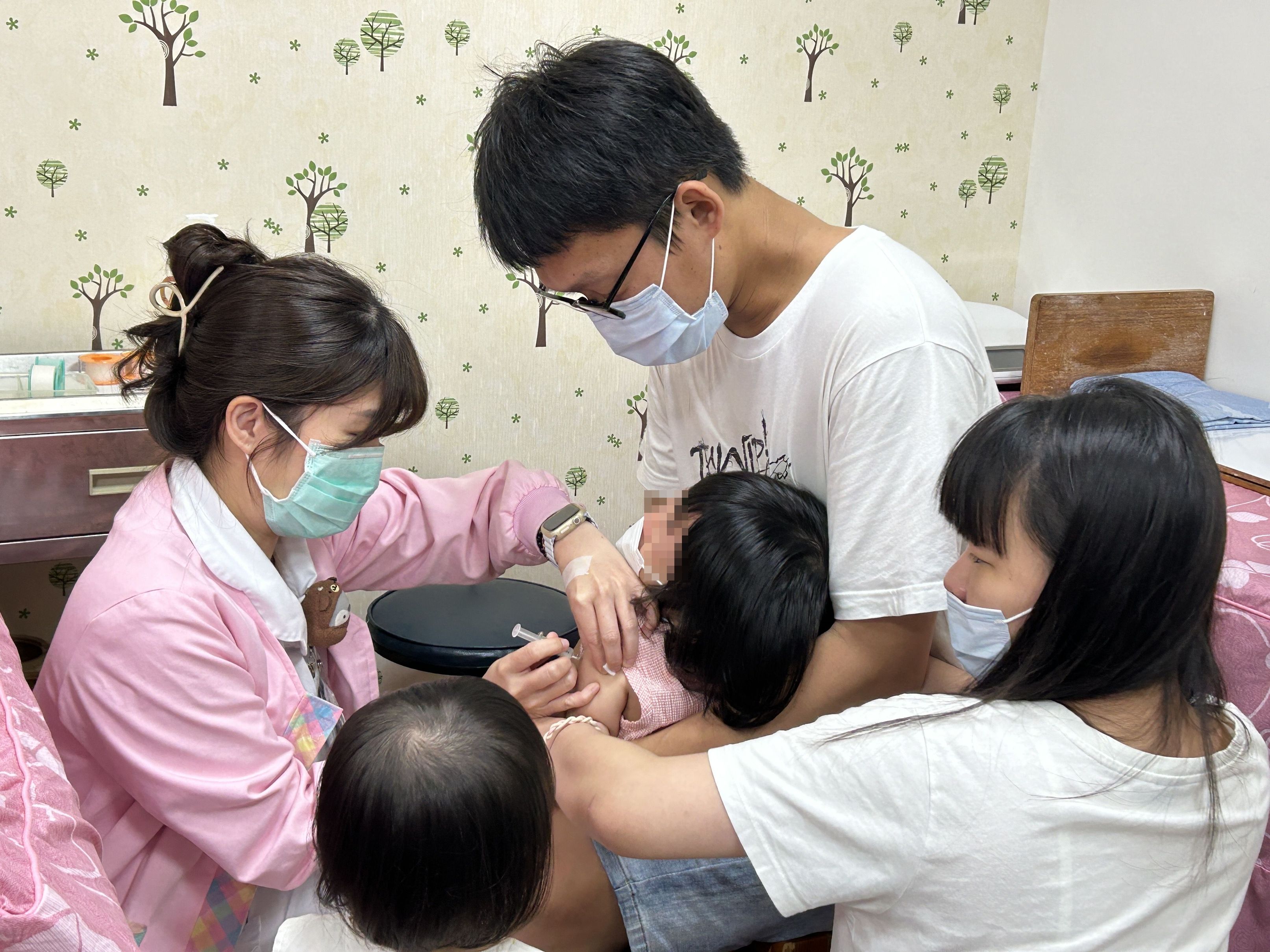 肠病毒处流行期，林姓家长今天带2名女儿到台中医院，接种肠病毒疫苗，图为大女儿打疫苗。记者赵容萱／摄影