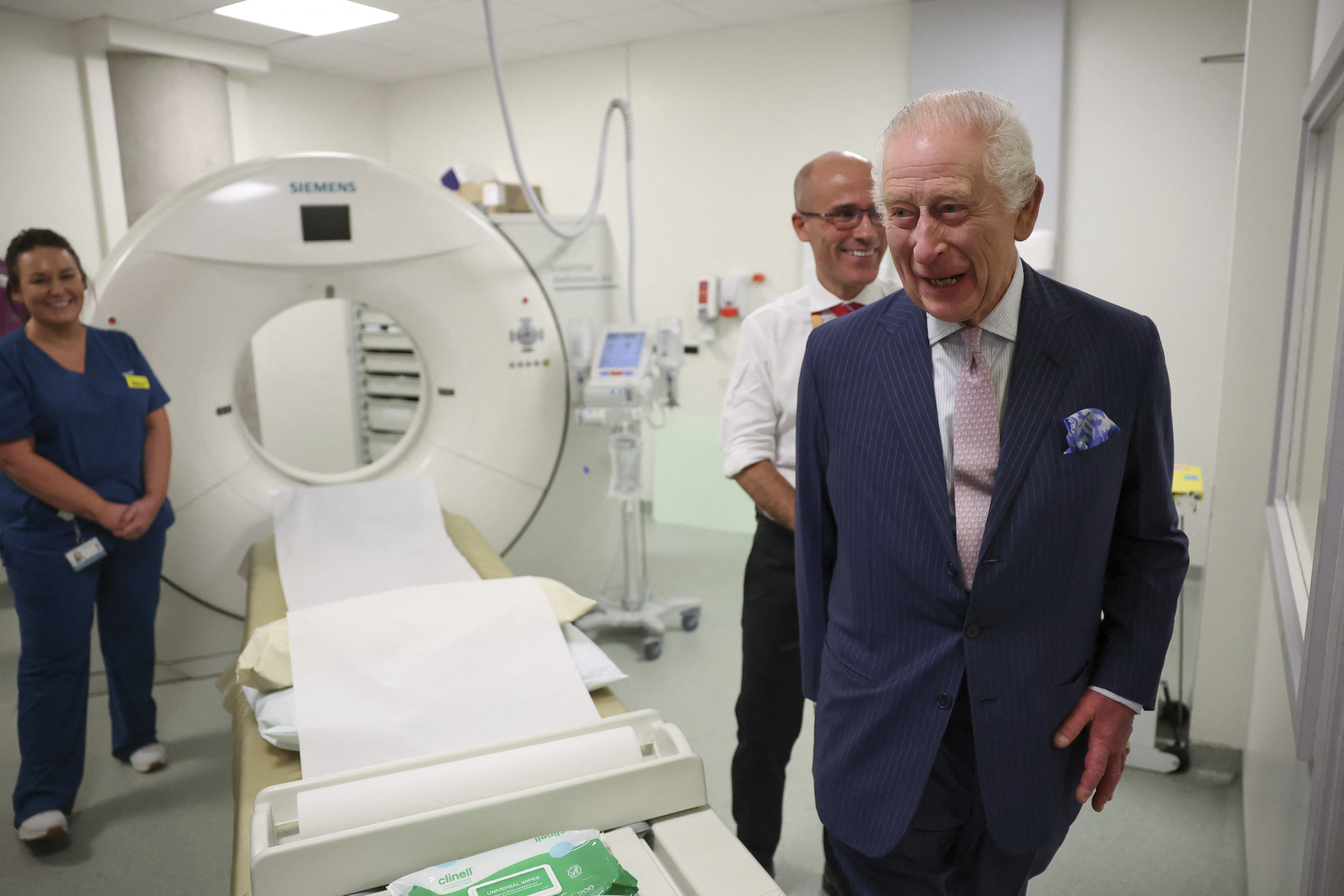 查理罹癌后首度恢复公开行程，选择拜访伦敦大学学院医院的麦克米伦癌症中心，旨在凸显早期发现癌症的重要性。美联社