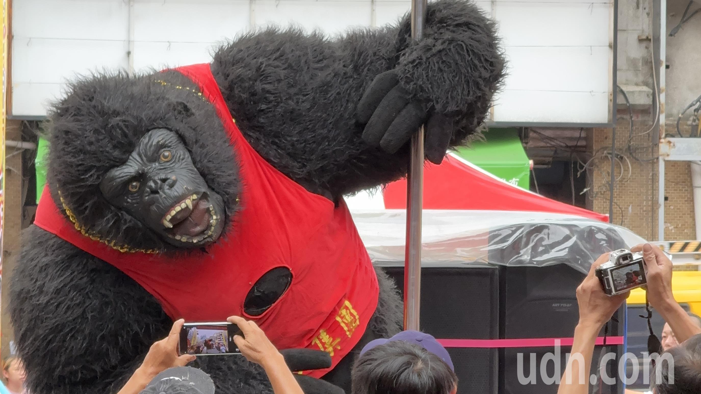 「丰原妈」今中午启程遶境，今年阵头中有「大猩猩」劲歌热舞，引起现场民众惊呼、拍照，为此次遶境亮点之一。记者刘柏均／摄影
