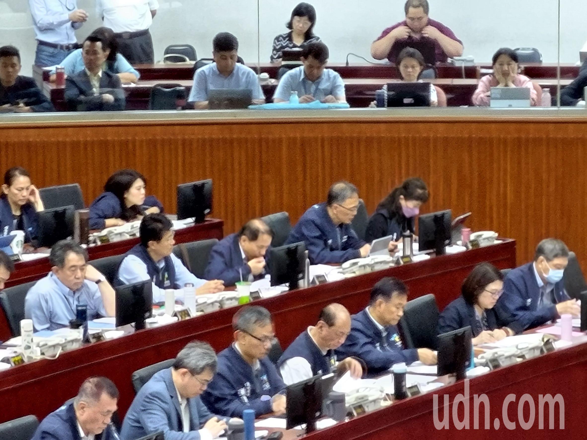 政风处长林炤宏(第二排右二)今天赴议会备询。记者林丽玉／摄影