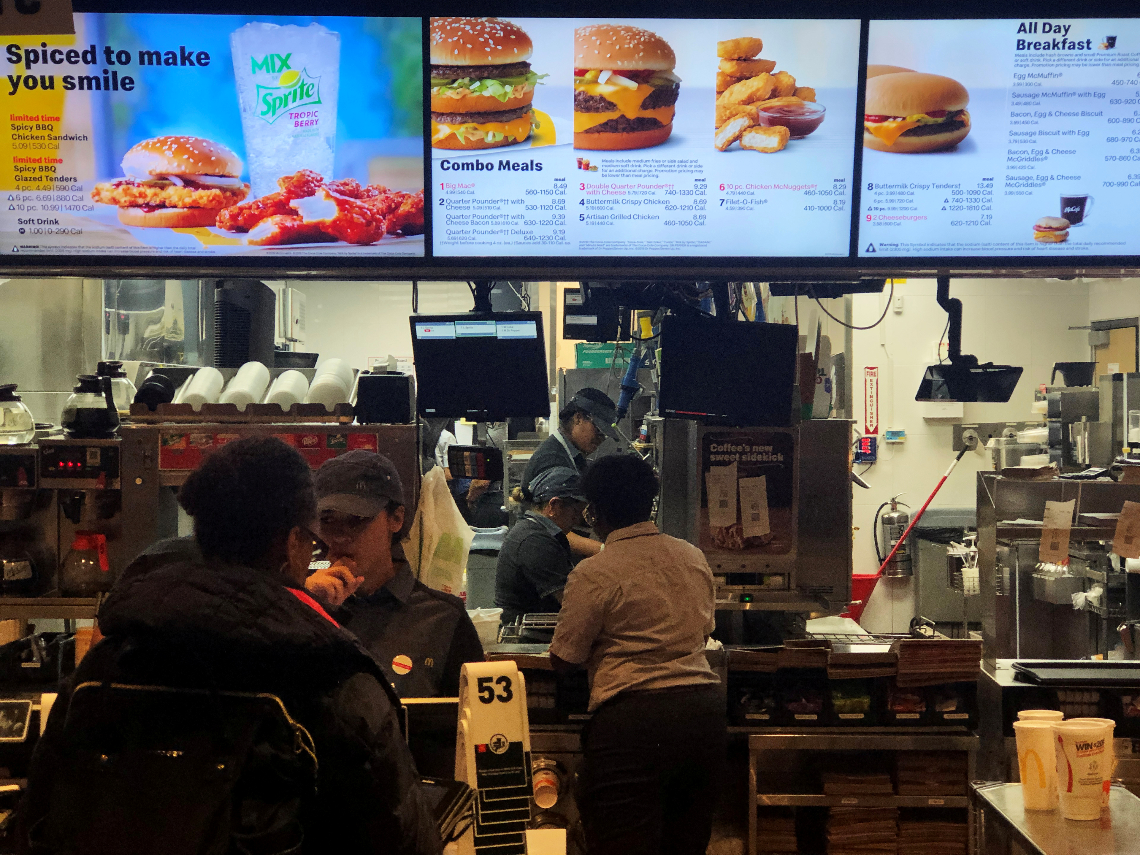麦当劳看到低收入消费者减少购买速食。   路透
