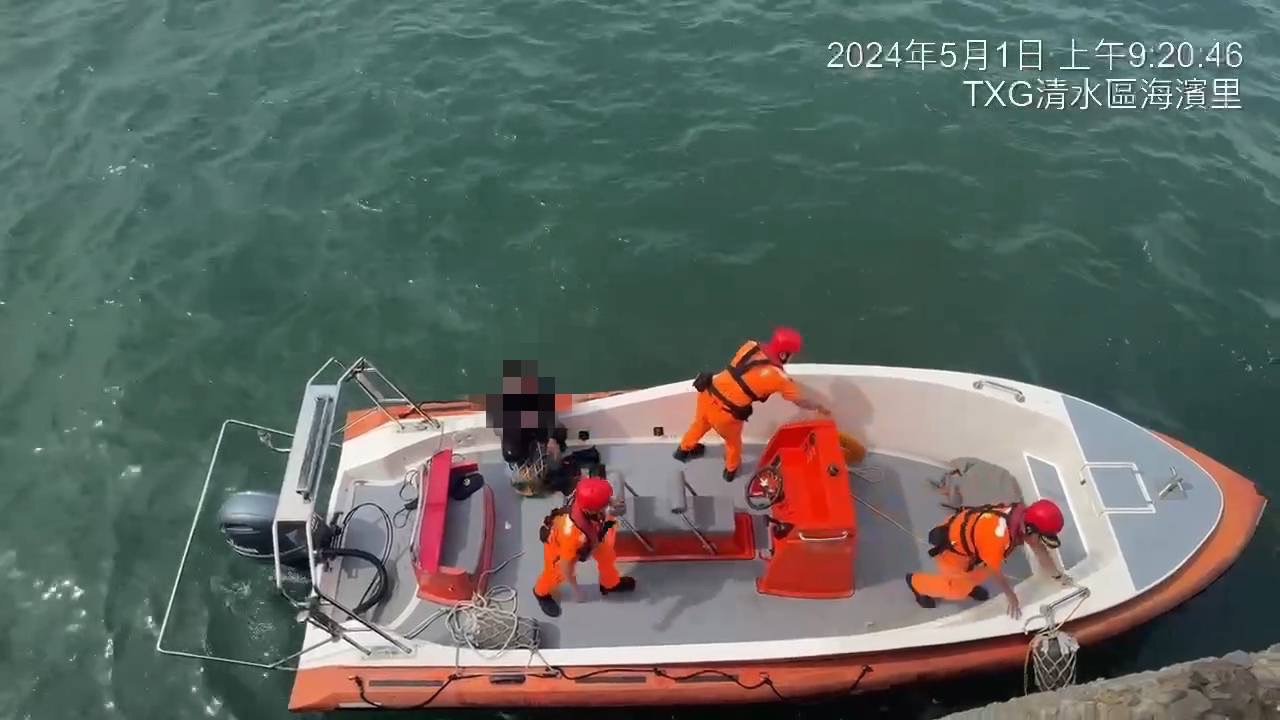一名钓客今天在台中梧栖北堤钓客落海，海巡获报立即到场救人。图／海巡署提供