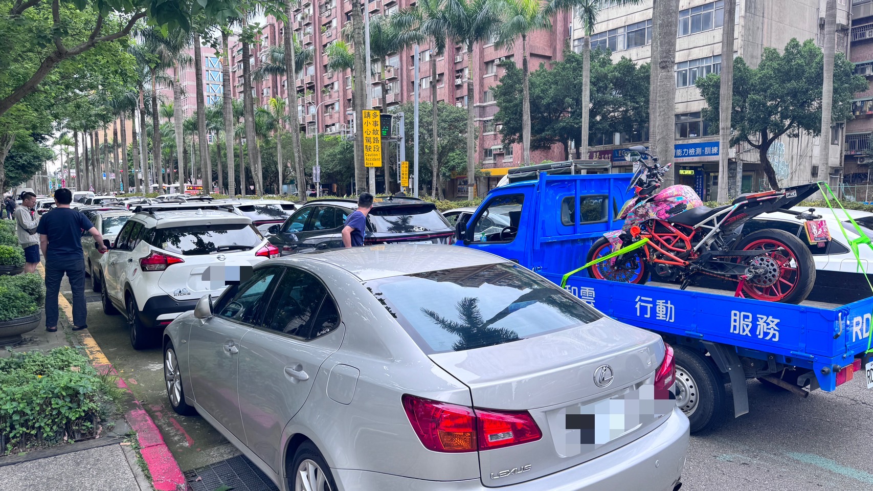 台湾机车路权促进会今号召30多辆汽车、近百人前往交通部陈抗。记者周湘芸／摄影
