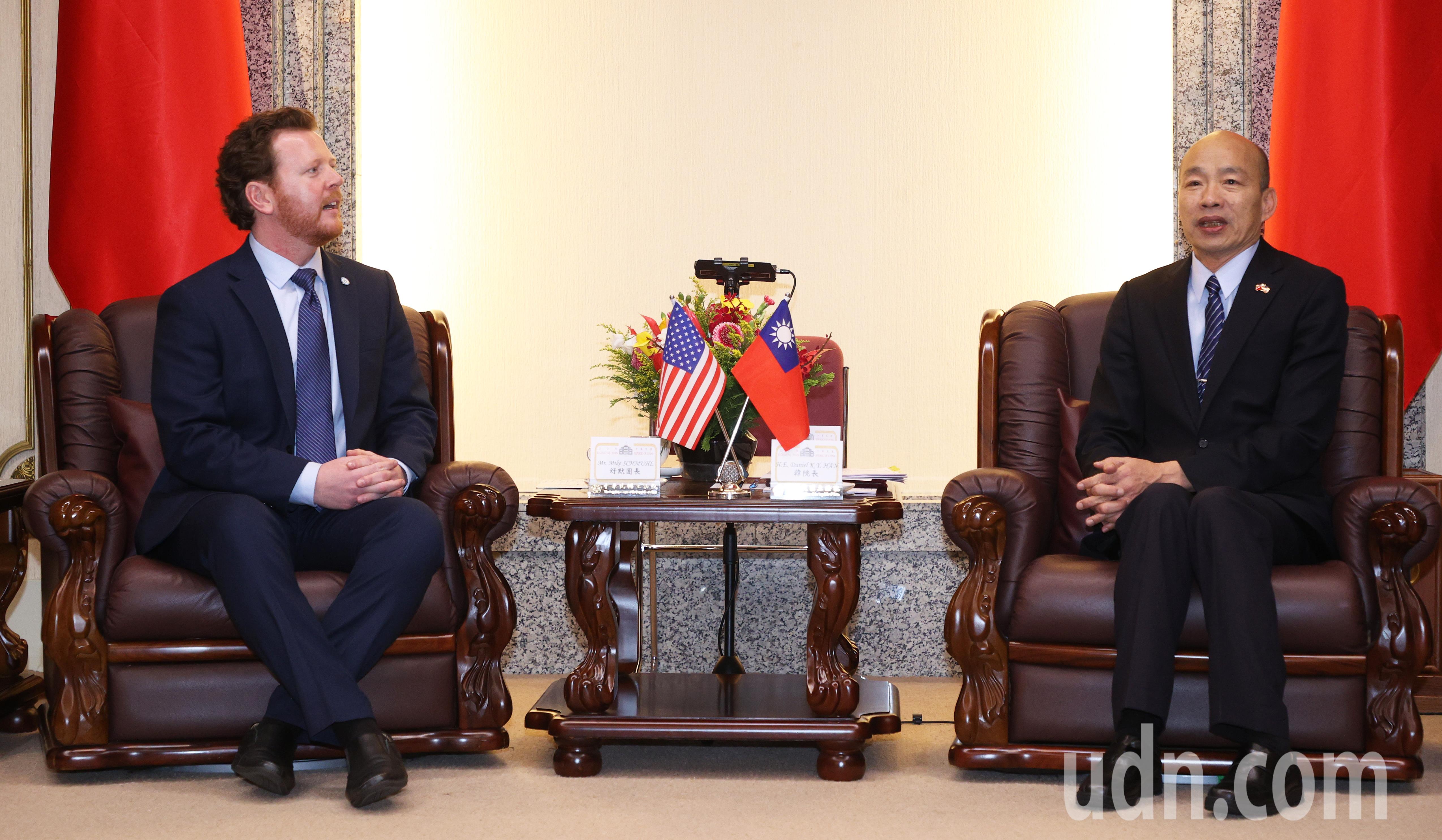 立法院长韩国瑜（右）今天接见美国「民主党州主席协会」(ASDC)访问团一行，感谢拜登政府对印太和平稳定及对台湾的重视与支持。记者潘俊宏／摄影