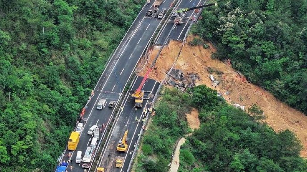 广东梅龙高速公路坍塌，目前已知导致24死30伤。（图／截自央视新闻）