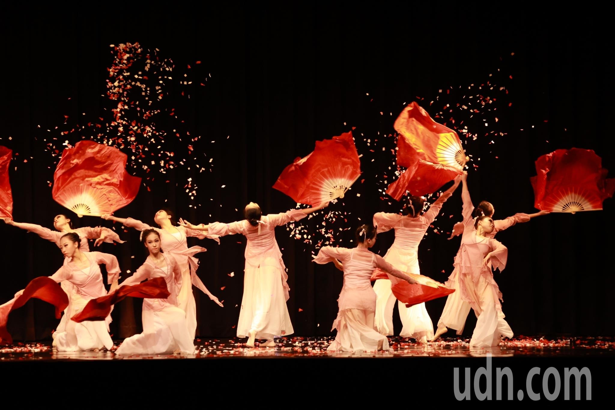 台南市家齐高中舞蹈班学生实习创作舞展5月4日登场，今天先在校内演出，展现学生的创意与突破。记者郑惠仁／摄影