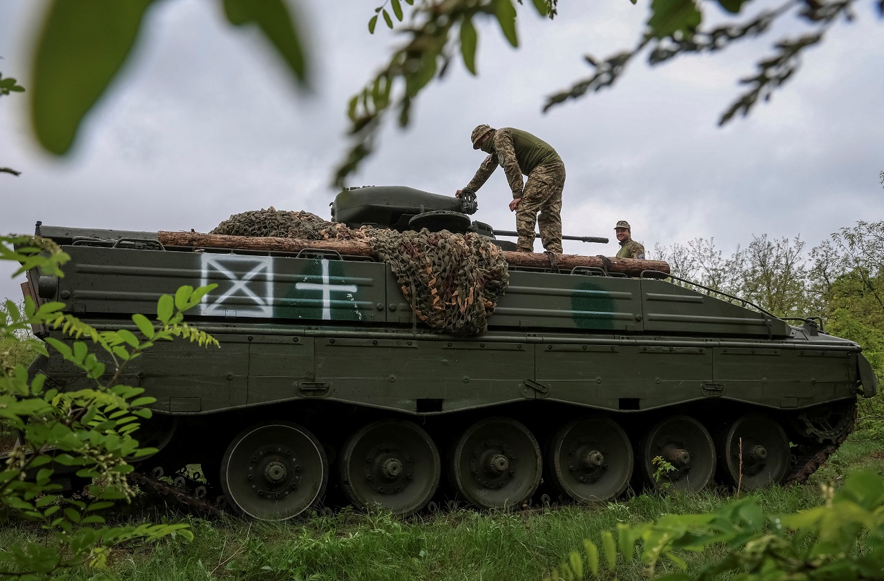 乌克兰顿内次克州前线附近，乌军第25独立空降旅军人站在一辆Marder步兵战斗车上，摄于4月29日。路透