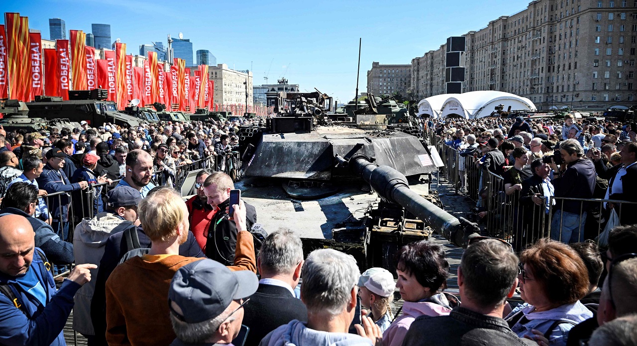 俄罗斯民众1日围观俄军在乌克兰掳获的美制M1A1艾布兰战车。这辆战车陈列于首都莫斯科西侧俯首山的二战纪念馆。法新社