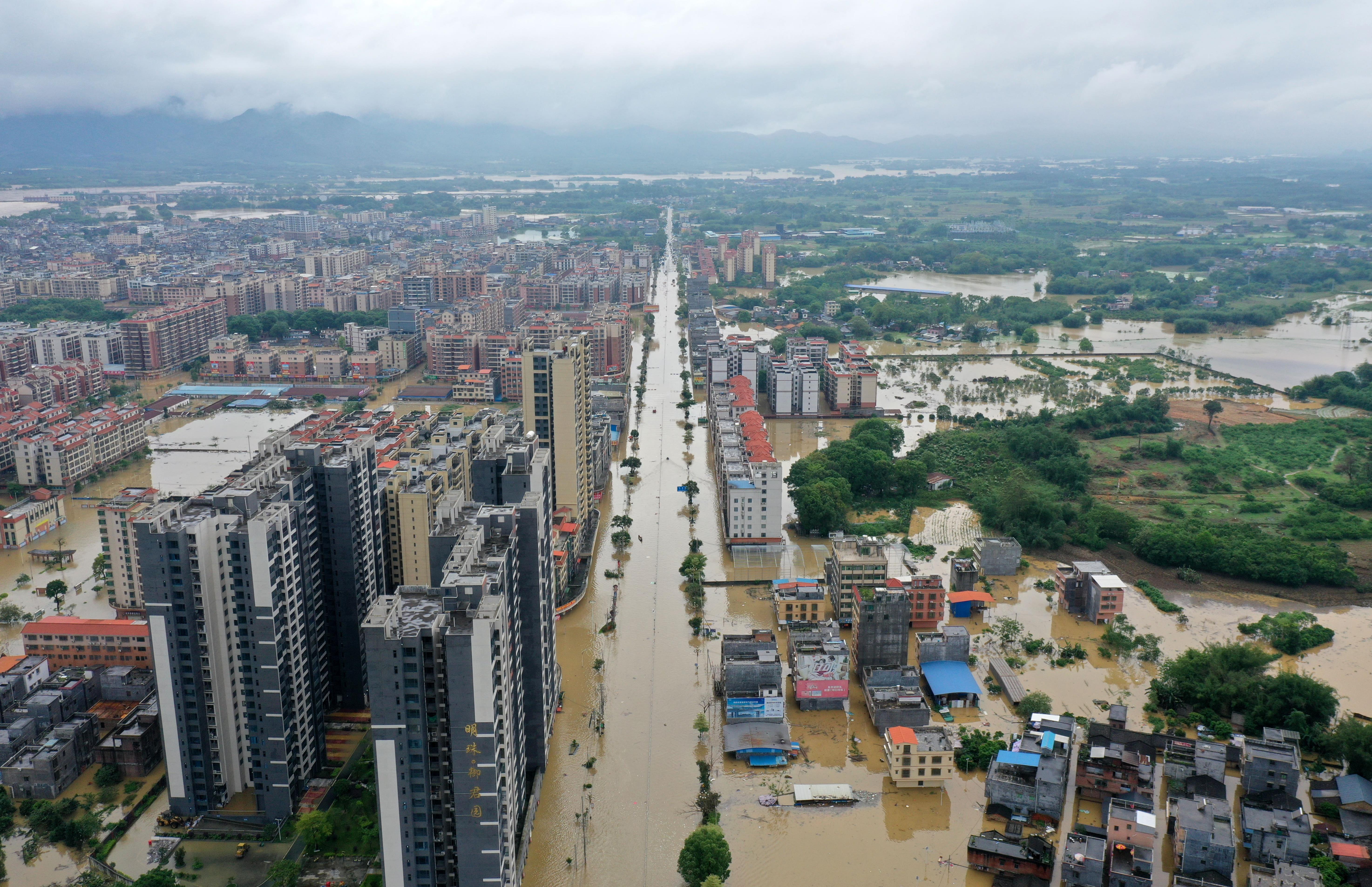 大陆官方预警，5月中国南方降水总体较常年同期偏多，易发生洪涝灾害。图为4月21日广东英德浛洸镇因豪大雨遭洪水淹没。（新华社）