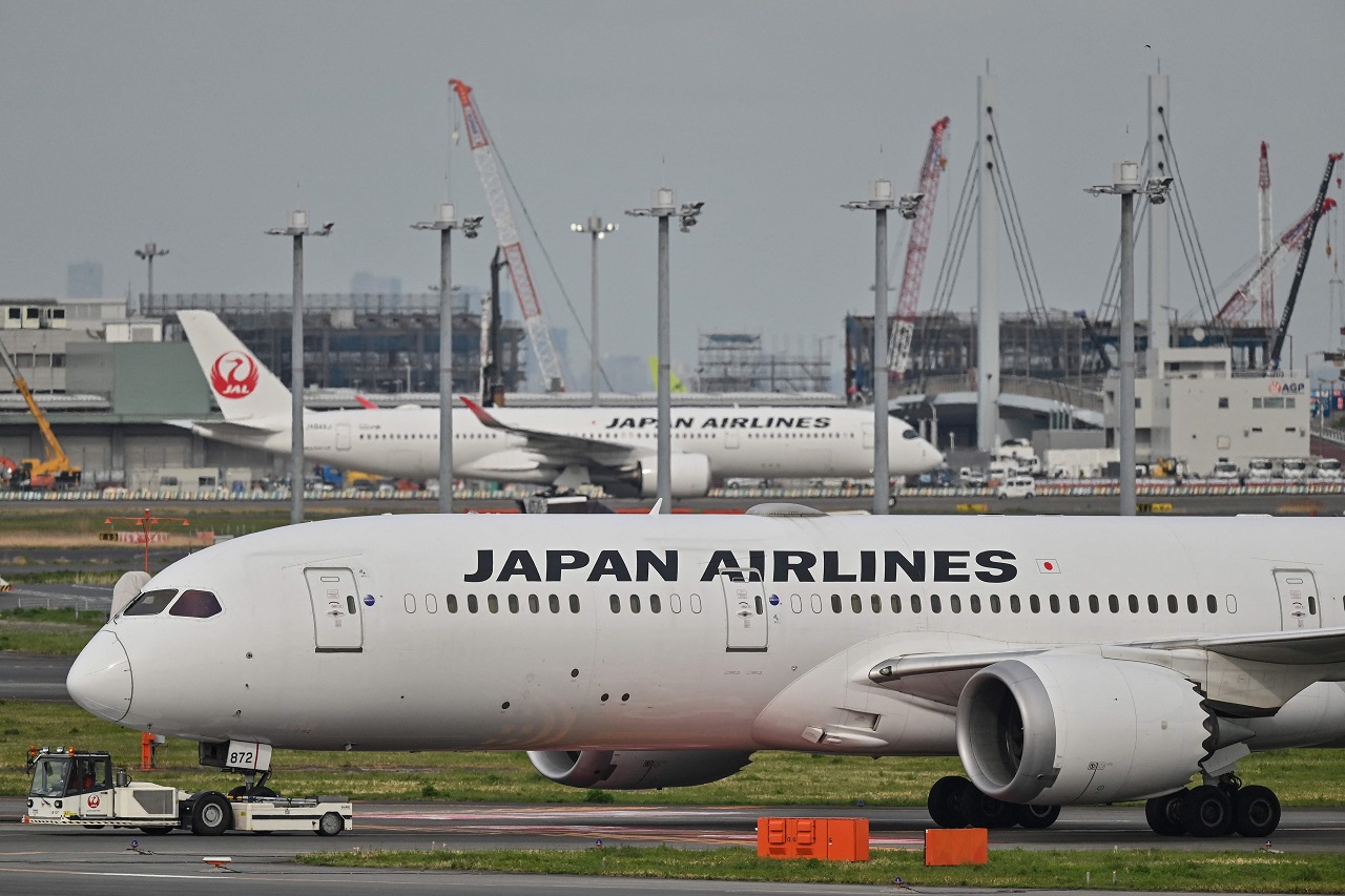 东京羽田国际机场的日本航空客机，摄于4月11日。法新社