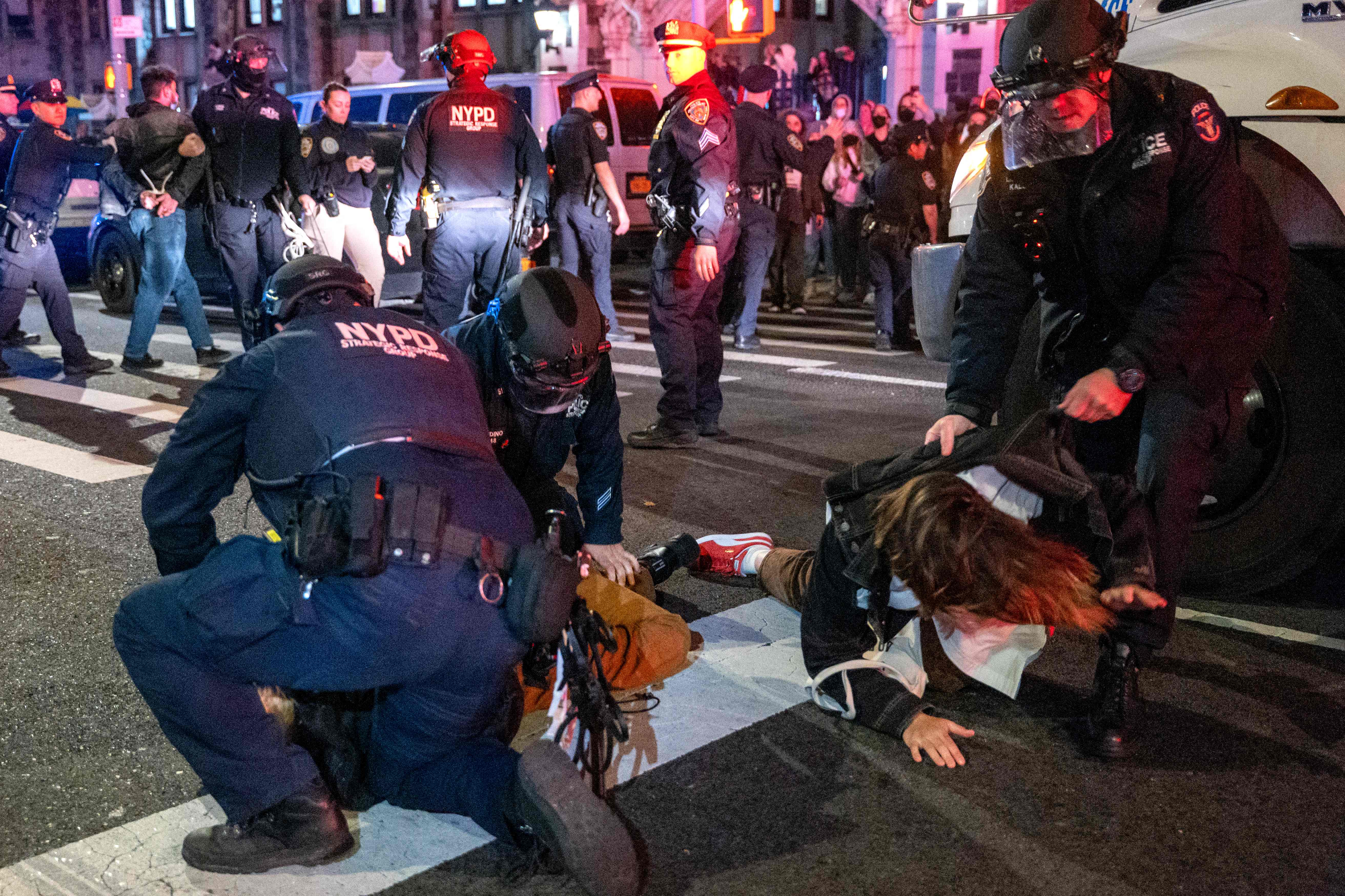 美国纽约市警方四月卅日镇压哥伦比亚大学与纽约市立学院两校校园抗议活动，在纽约市立学院逮捕支持巴勒斯坦抗议人士。（法新社）