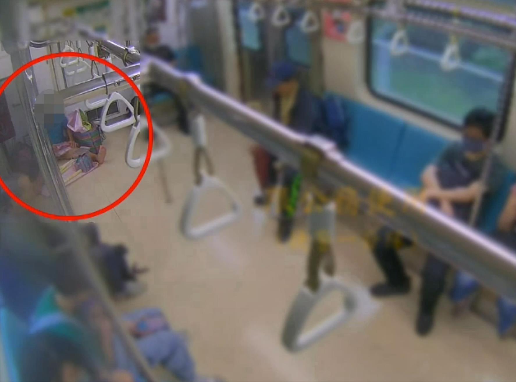 老翁直接在捷运车厢内用菜刀削起桂竹笋。图／捷运警察队提供