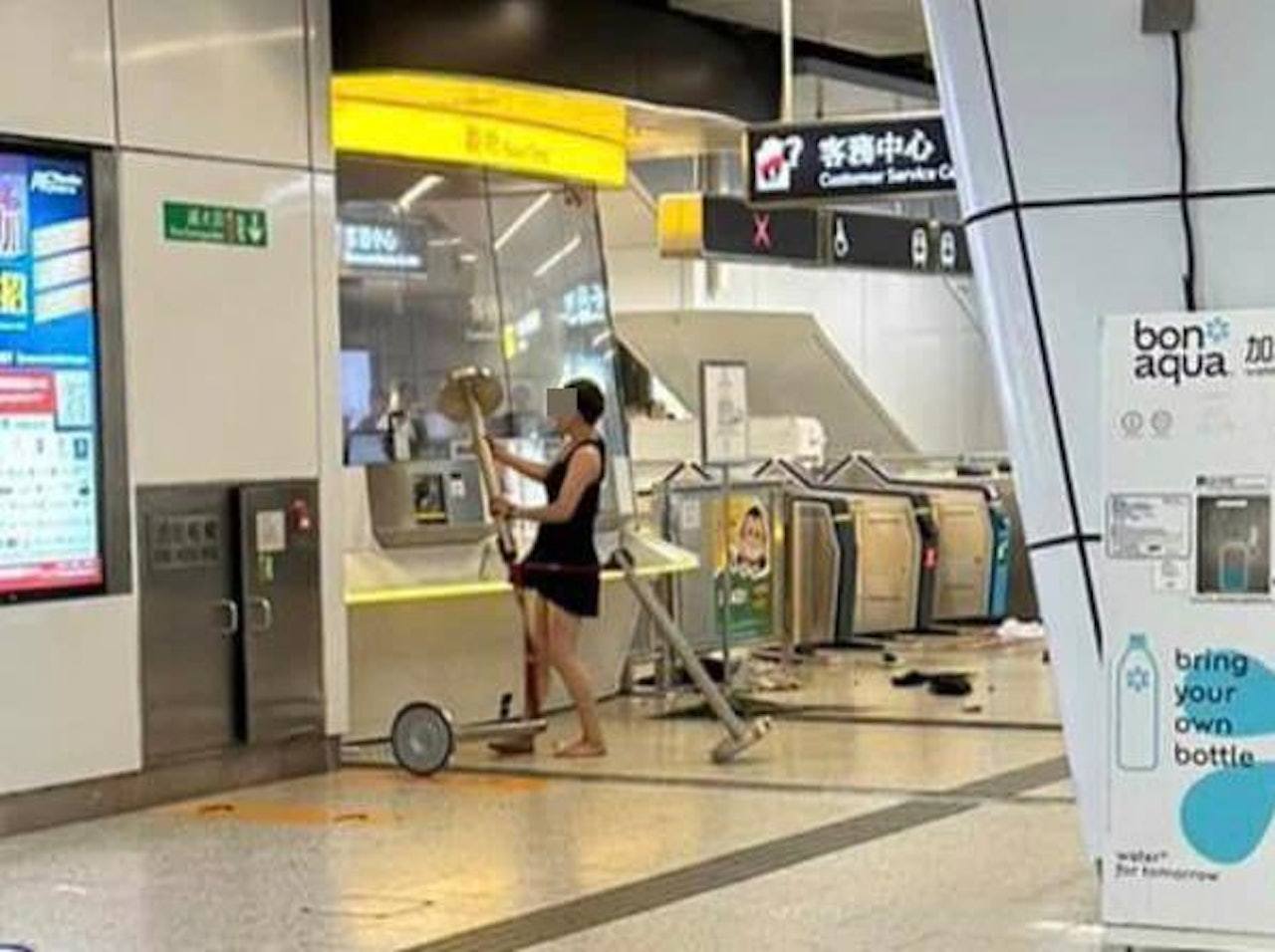 本港网路疯传1组照片，看到观塘港铁站内有1名裙子女持排队栏杆不断攻击票务站。（图片来源：网友「车干」）