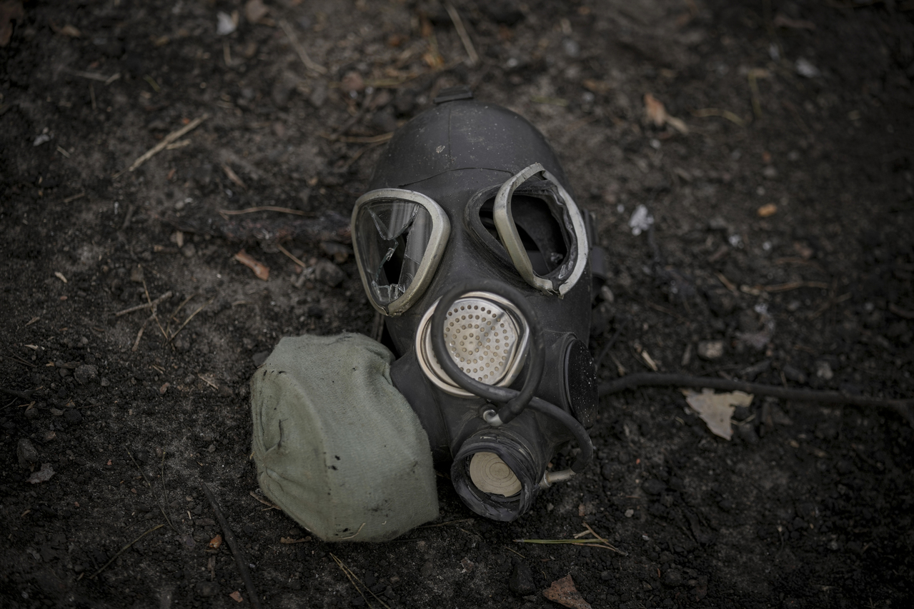 美控俄对乌军动用化学武器 违反国际公约。图为2022年3月于基辅郊外，乌军攻克俄军阵地发现的防毒面具。美联社