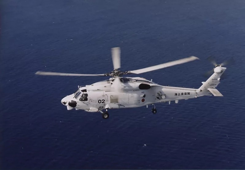 日本海上自卫队2架SH-60K海鹰直升机，4月20日深夜在反潜训练时坠毁，当时两机上各载著4名人员，总计8人，除获救1人已确认死亡外，目前仍有7人下落不明。图为SH-60K直升机。（美联社）