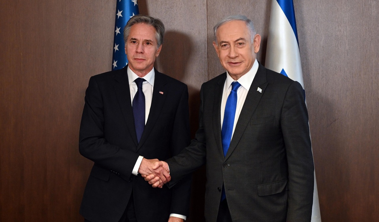 以色列总理内唐亚胡（右）会晤美国国务卿布林肯（左），一名以色列官员告诉以色列时报，内唐亚胡对布林肯说，他不会接受结束加萨战争作为释放人质协议的一部分。