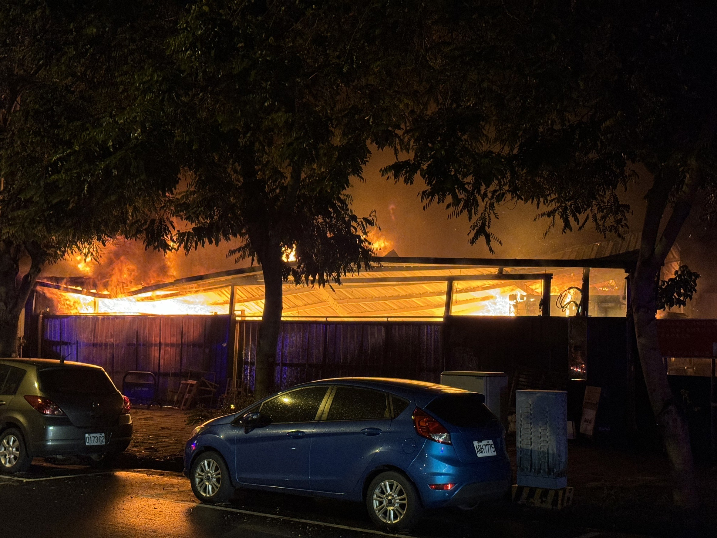 台中市南屯区环中路一间铁皮仓库在昨天深夜传出火警，今天凌晨零时许通报扑灭。图／读者提供