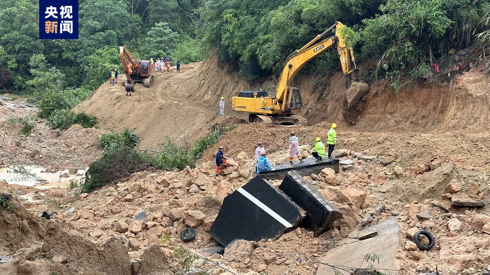大陆救难人员在大高速公路滑下的坡体上进行挖掘与救援。   央视新闻