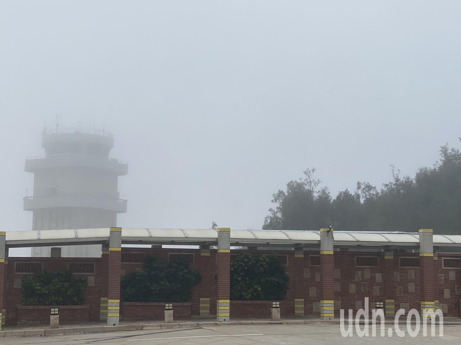 每年3月到5月容易雾锁金门，金门尚义机场周遭也都是雾茫茫的景象。记者蔡家蓁／摄影