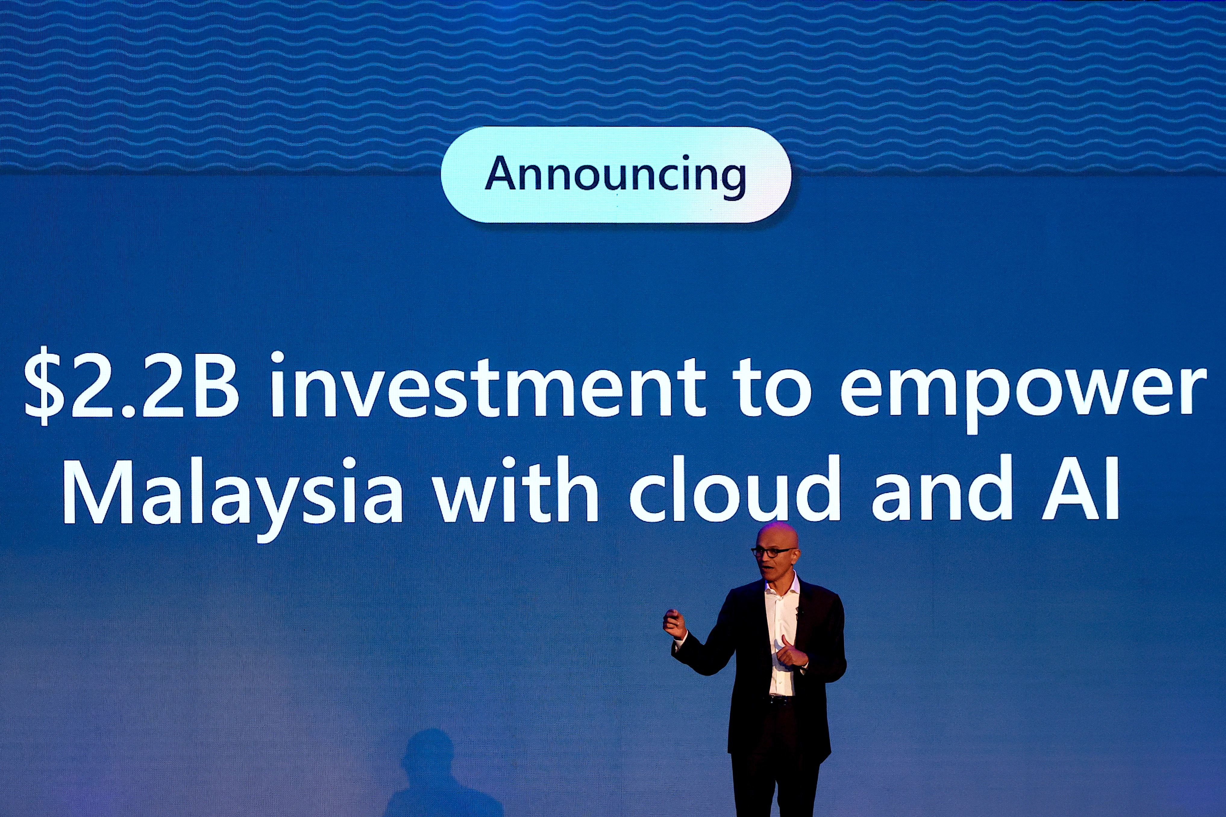 微软执行长纳德拉5月2日在吉隆坡宣布要在马来西亚投资22亿美元，用于扩大云端运算和AI服务。欧新社