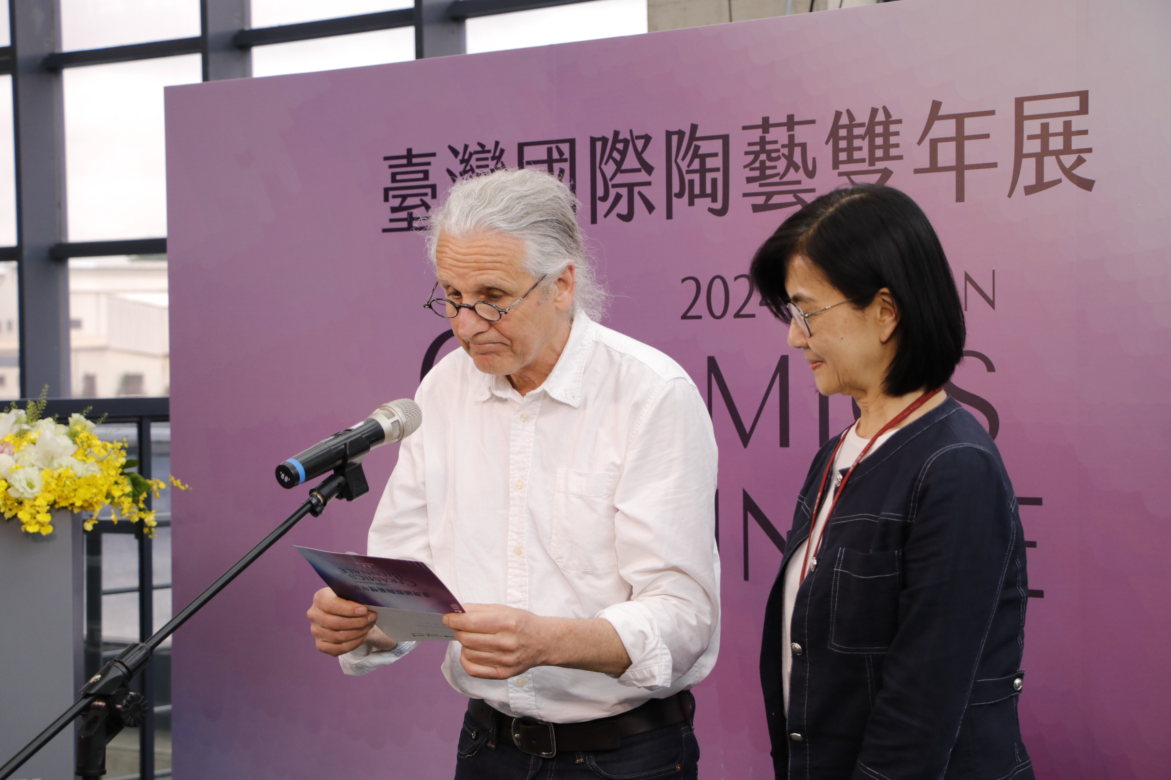 国际陶艺学会(IAC)主席Torbjørn Kvasbø(左)、文化局副局长长于玟(右)宣布「2024台湾国际陶艺双年展」首奖得主为来自日本的佐藤雅之 。记者李定宇／摄影