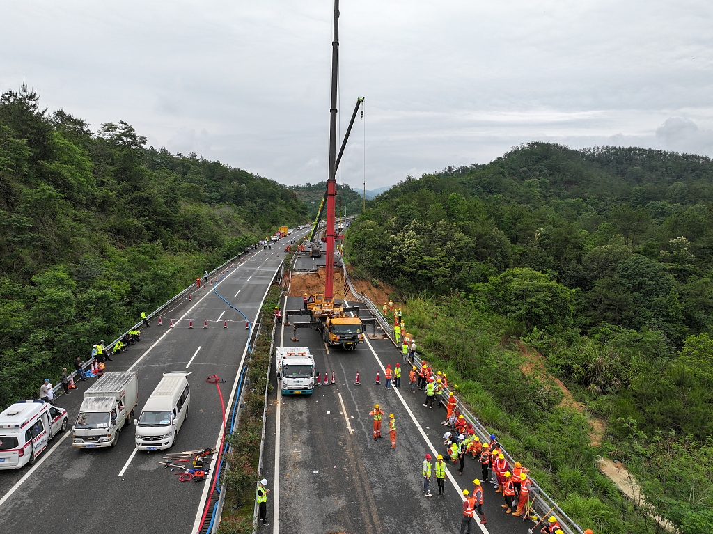 广东梅州市大埔县的梅大高速茶阳路段发生一处路面塌方，已致48人死亡。  澎湃新闻
