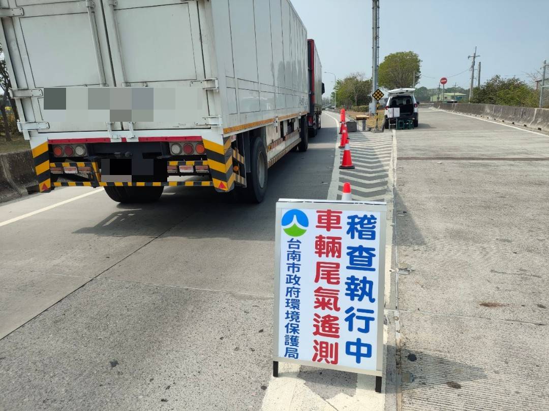 台南市环保局导入尾气遥测技术，让高污染车无法躲。图／南市环保局提供