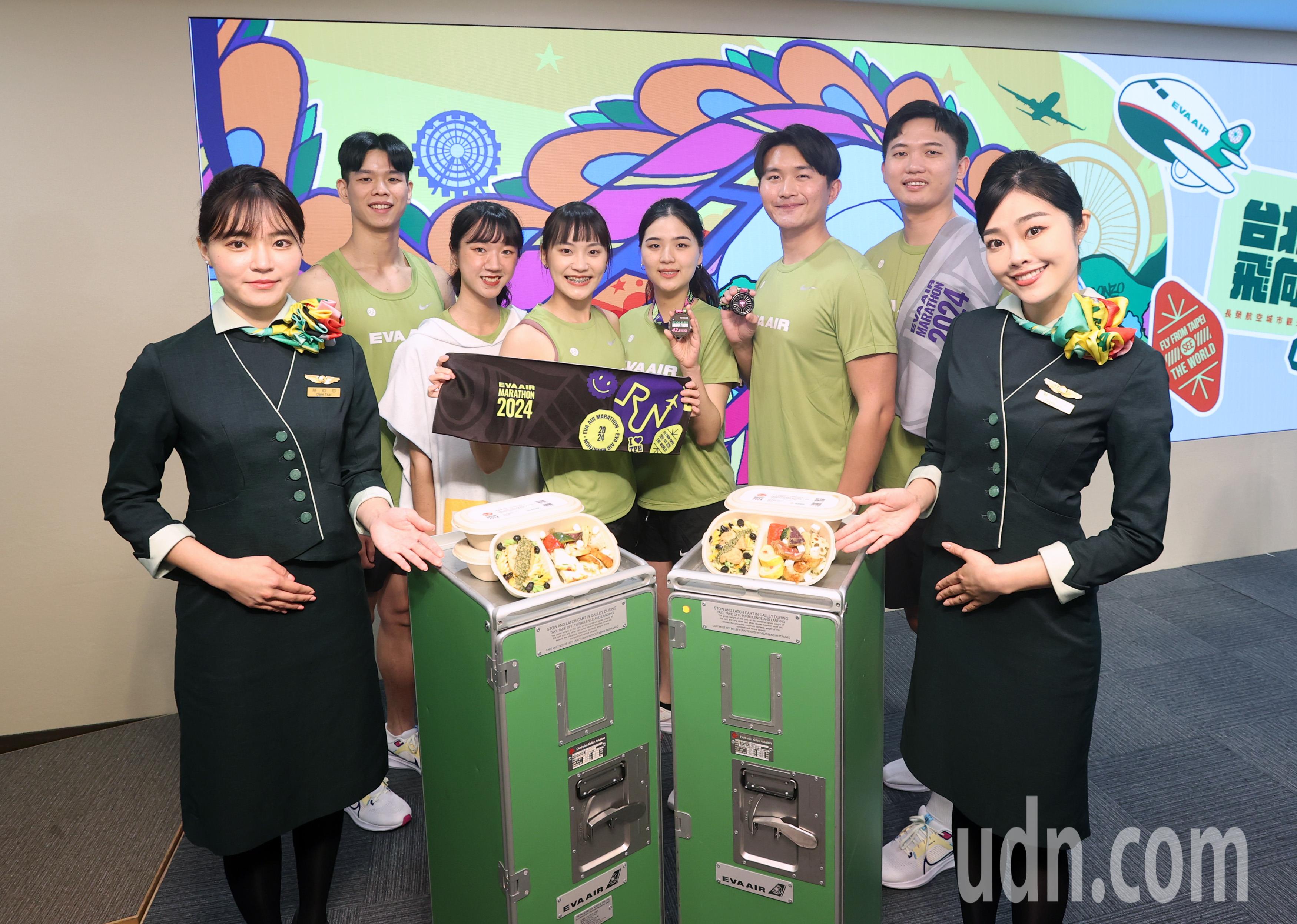 长荣航空展示环保材质制作的「抹茶绿」赛衣，还有全马选手专属的完赛餐点。记者林澔一／摄影