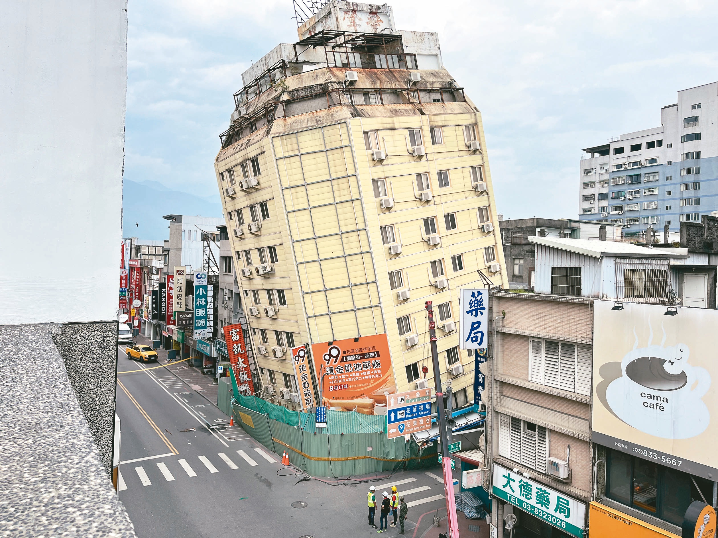 图为被地震震倒，拆除前的花莲富凯大饭店。本报资料照片