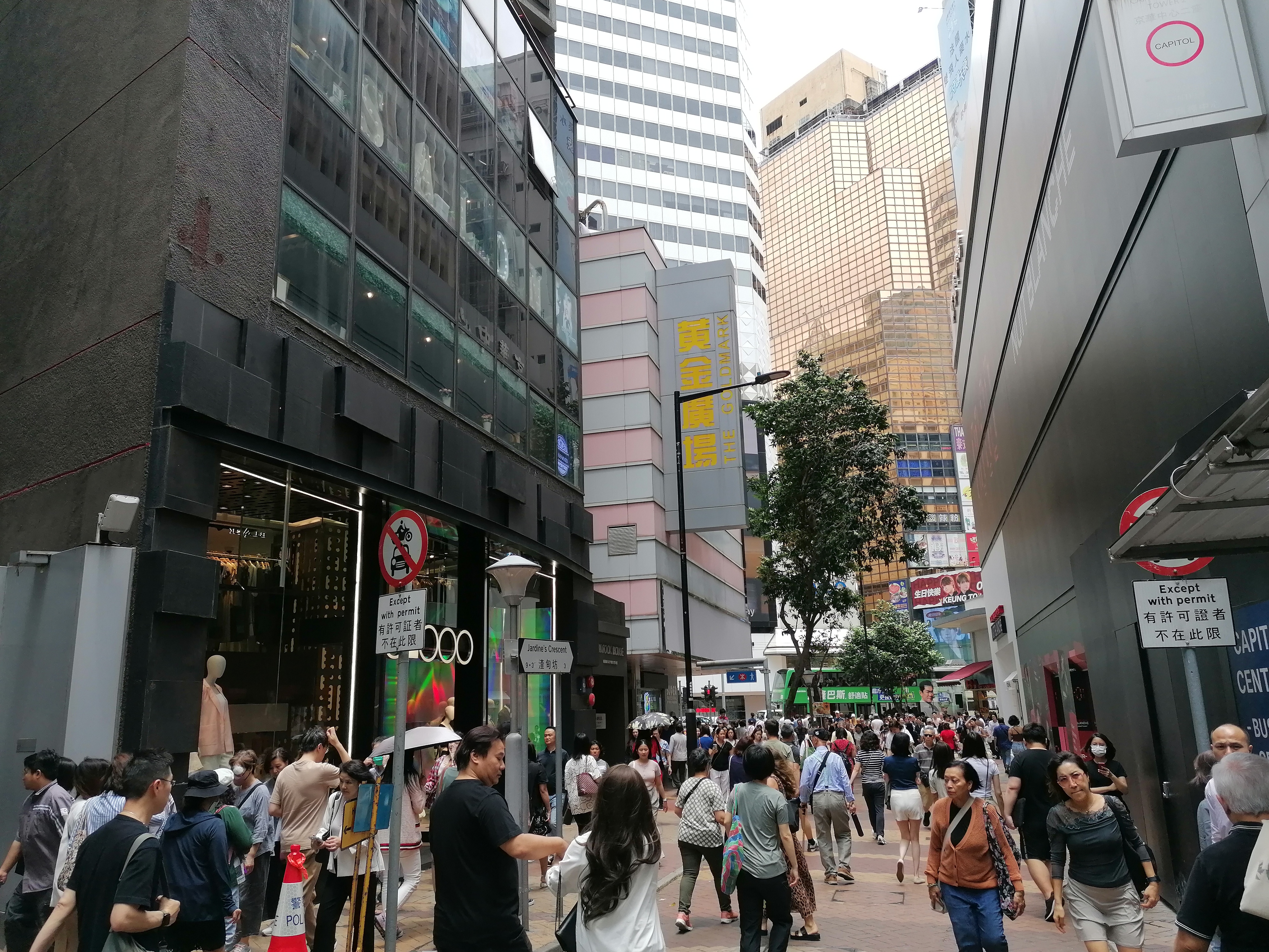 香港中小型企业联合会及腾龙青年商会近日发布今年最新「香港中小企营商状况调查」指出，由于港人北上消费增加影响中小企生意额，其中有近7成反映生意额较疫情之前下降。(中通社)