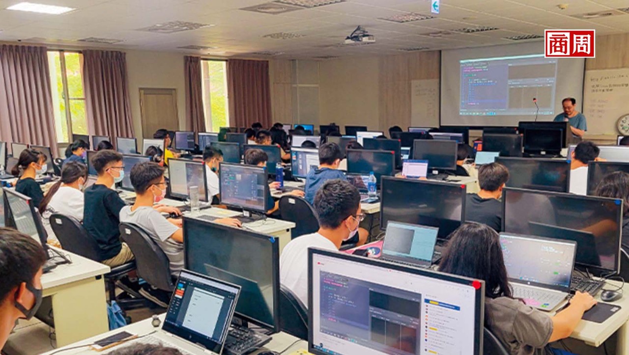 每到周末，有群高中生会相聚在台南，一起学习免费的演算法或资安课程，他们都是SCIST南台湾学生资讯社群成员。课堂上，还有不少已毕业的学长姐回来当助教，协助更多学生。(来源．SCIST提供)