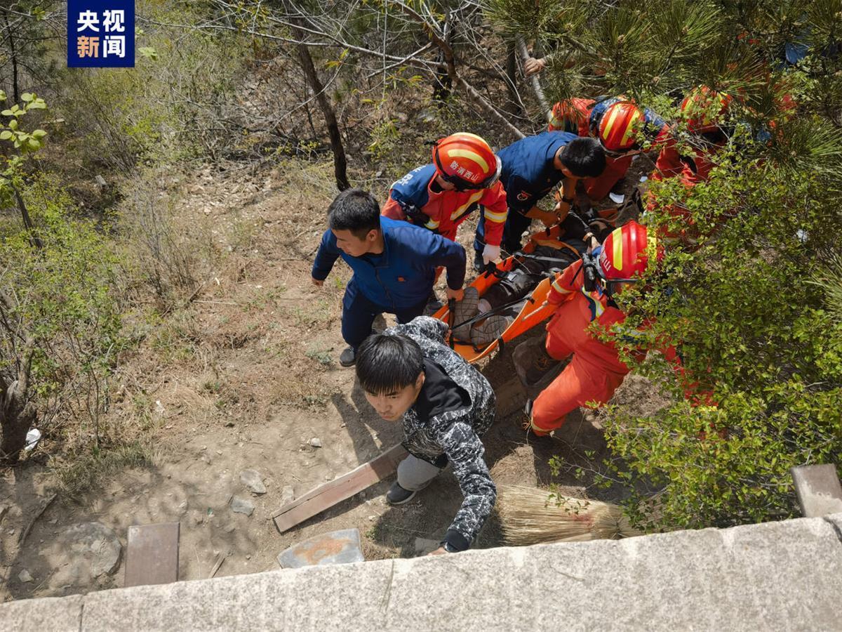 恒山景区发生巨石砸人意外后，救援人员赴现场运送死伤者。    央视新闻