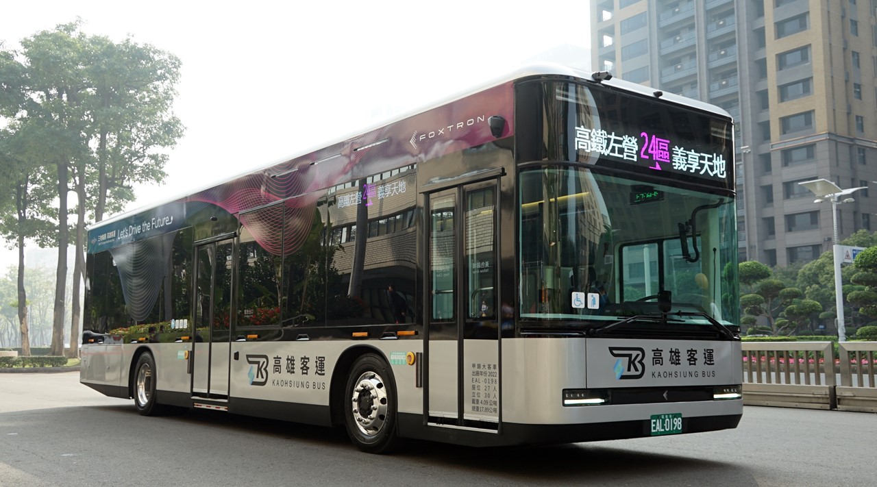 响应2030年公车全面电动化政策，鸿海旗下鸿华科技开发的电动巴士MODEL T已在全台各县市上路。图／翻摄自高市经发局网站