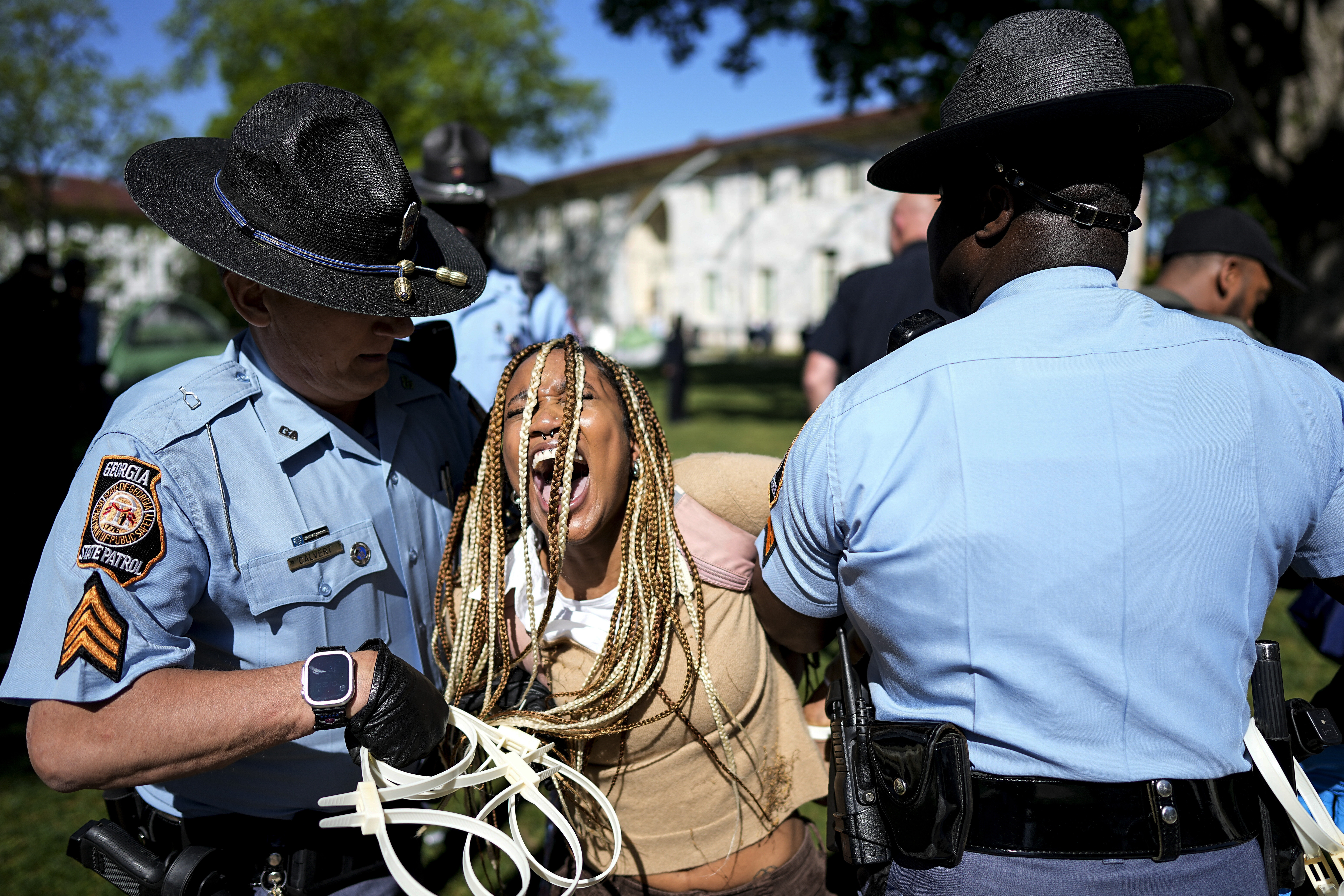 美国亚特兰大员警逮捕埃墨里大学（Emory University）的示威者。美联社