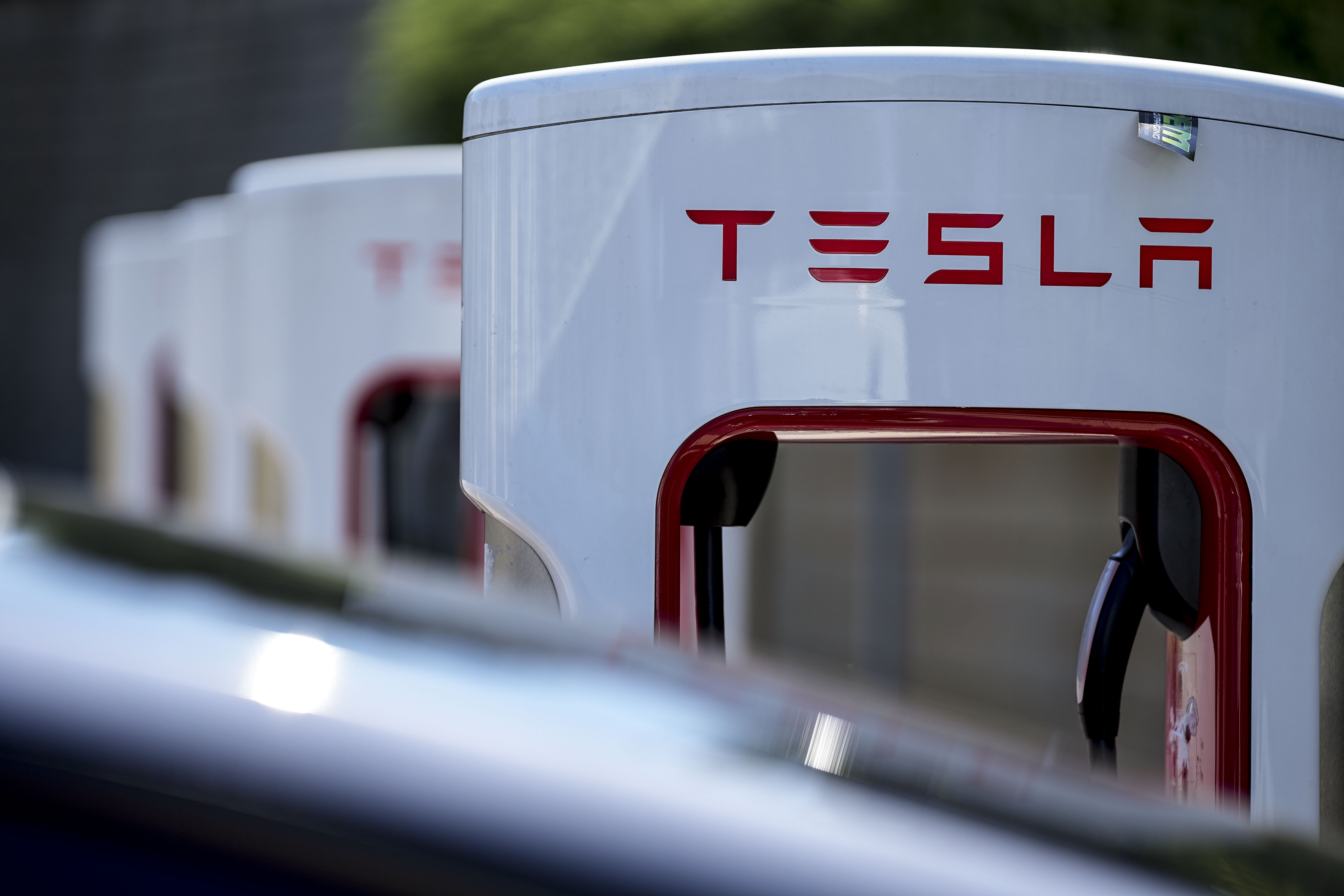 科技网站Electrek今天引述知情人士所言报导，电动车龙头特斯拉（Tesla）解雇了软体、服务和工程部门的员工。美联社