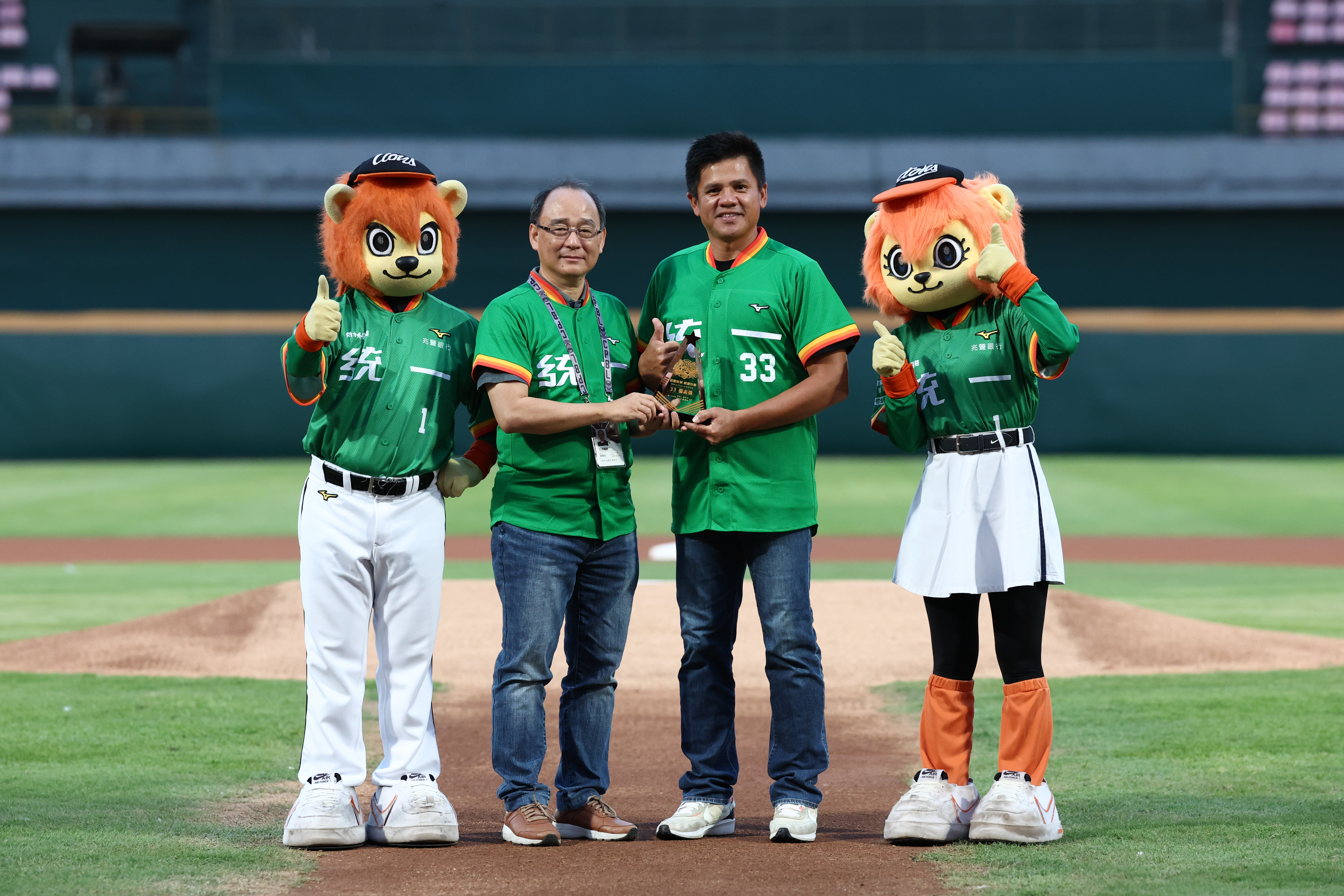 统一狮队今天在台南棒球场推出场复古月主题活动，特别邀请张志强（右二）担任开球嘉宾。图／统一狮队提供