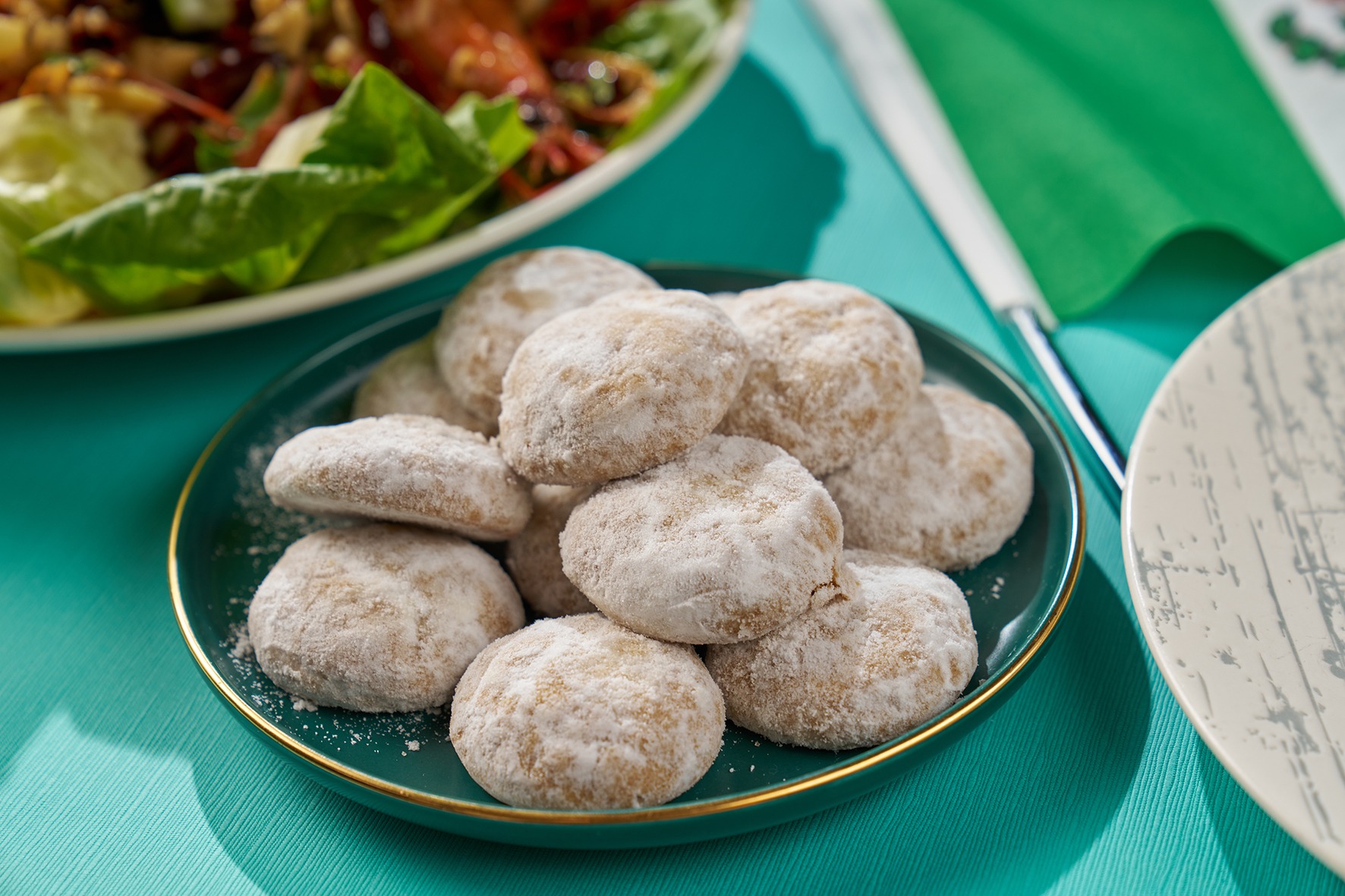 婚庆典礼中时常出现的「墨西哥婚礼饼干」，白色糖衣包裹著坚果饼干，口感酥松香甜。图/台北福华大饭店提供
