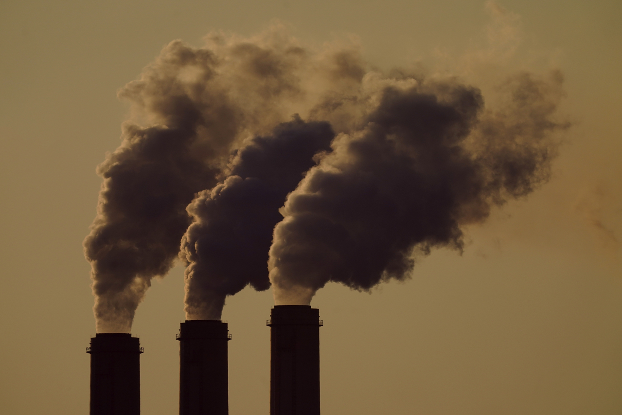美国环境保护署的法规，要求美国燃煤电厂在2039年前，减少90%温室气体污染。美联社