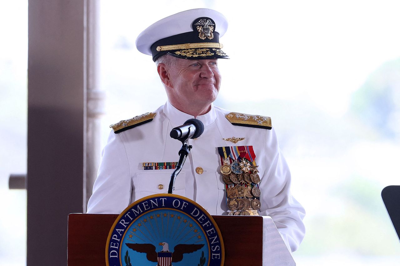 美军新任印太司令帕帕罗上将在夏威夷出席交接典礼。
