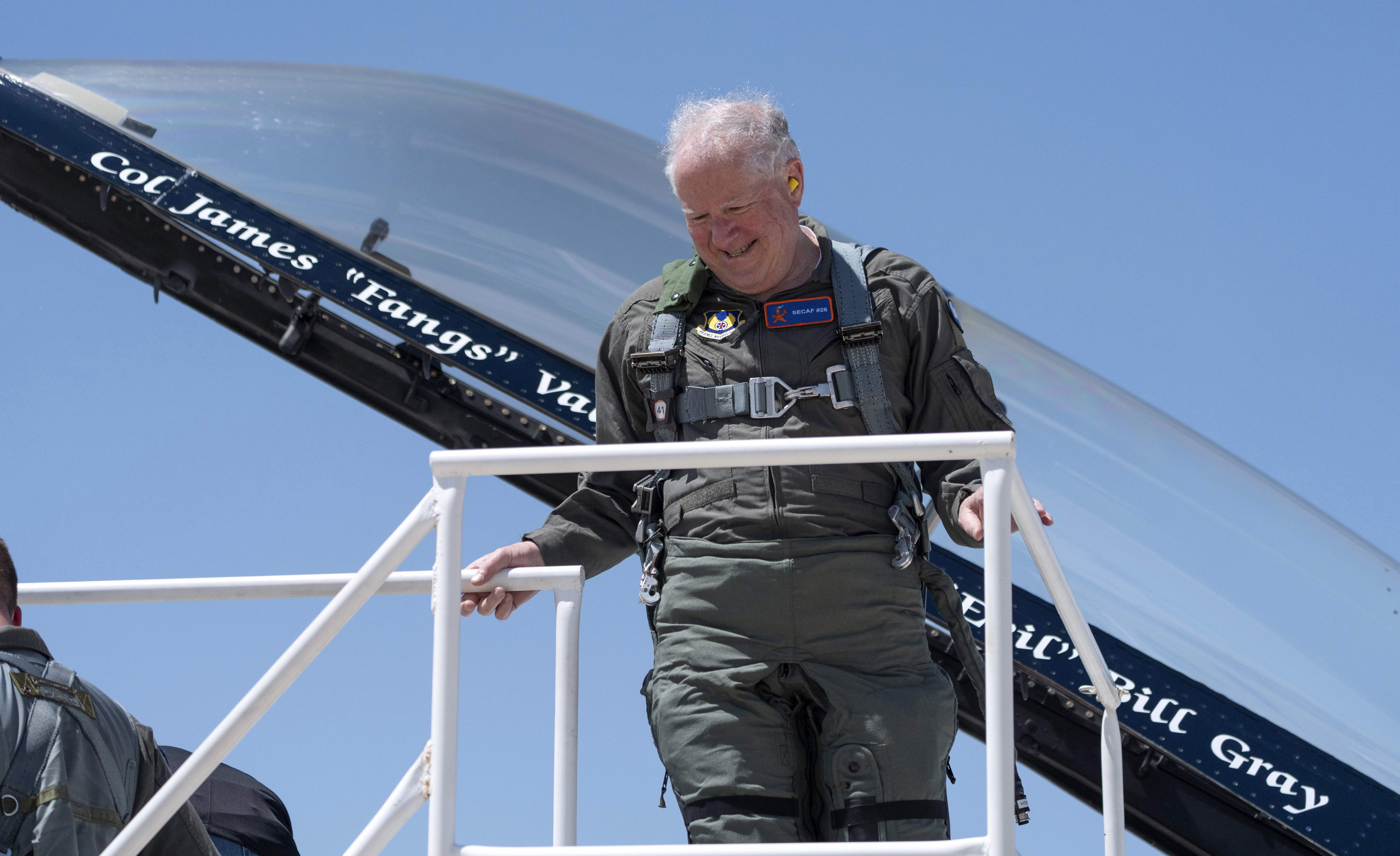 美国空军部长肯达尔（Frank Kendall）亲自搭乘由AI控制的F-16战机试飞。美联社
