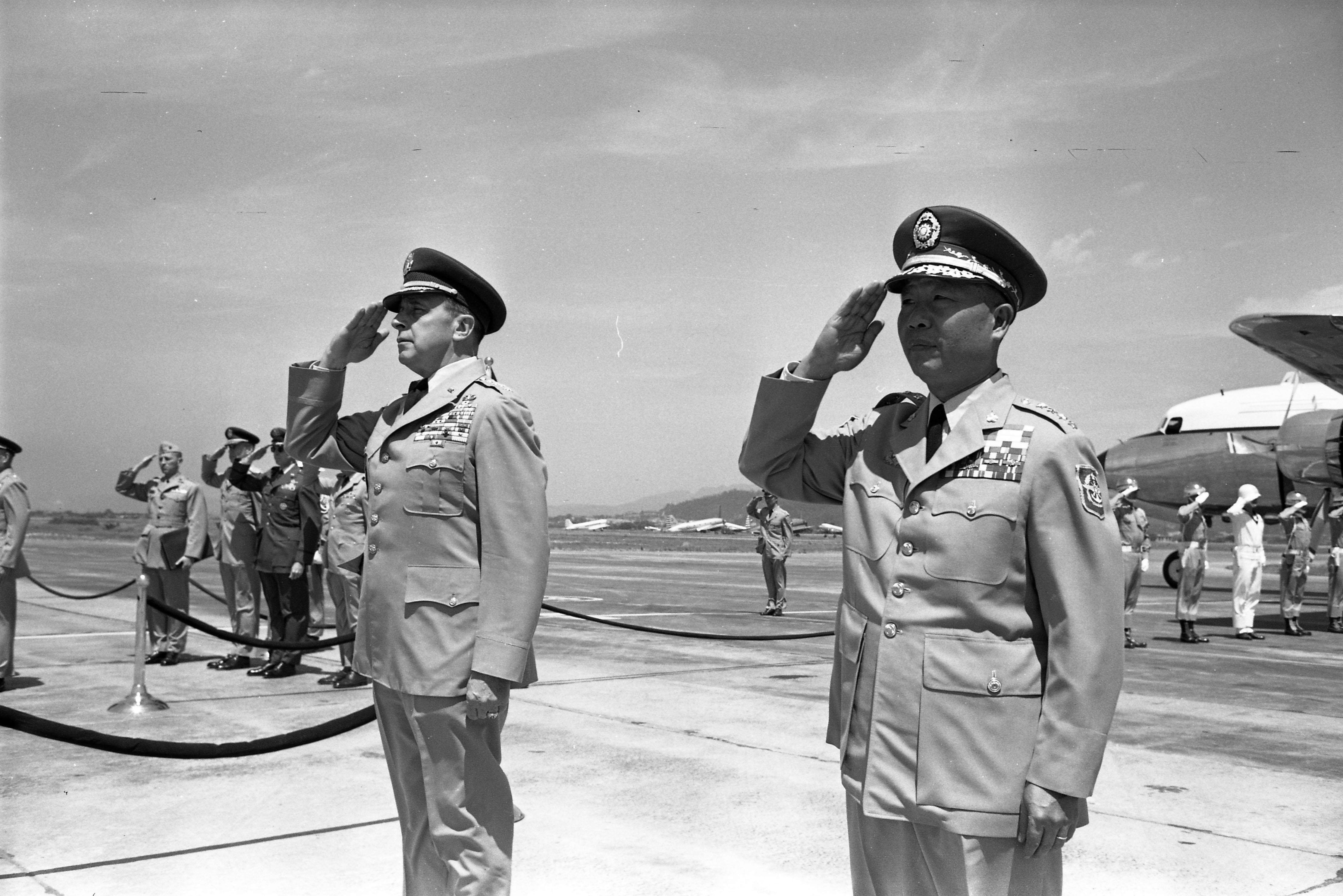 1961年5月5日，美国参谋首长联席会议主席李尼玆（前左）抵台访华，参谋总长彭孟缉（右）亲抵机场欢迎。记者王万武／摄影