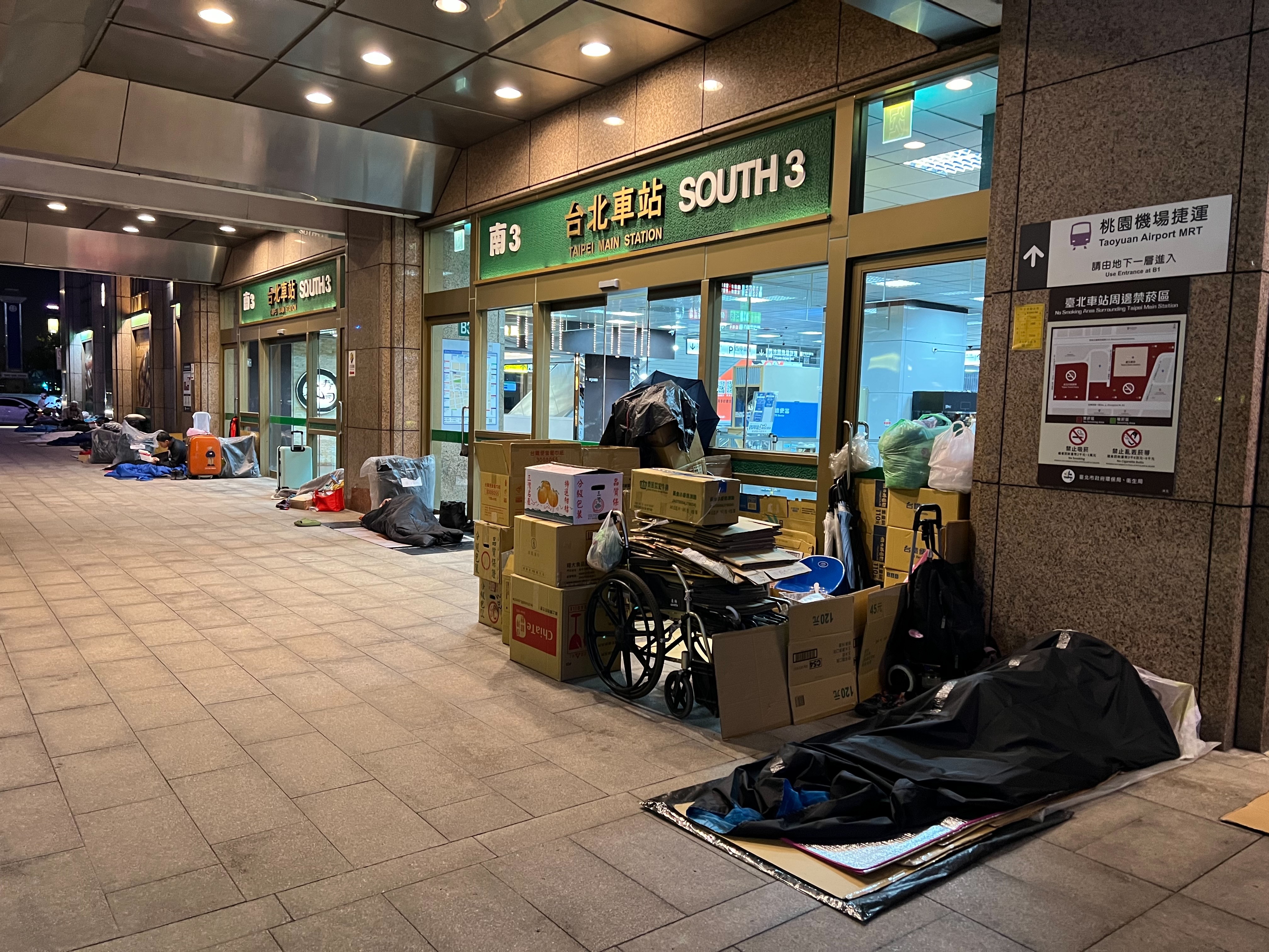 台北市社会局近年推动专用置物袋与放置区管理，台北车站上午7点至晚间7点几乎看不到杂乱行李，也无街友躺卧，此为入夜后现况。记者林佳彣／摄影
