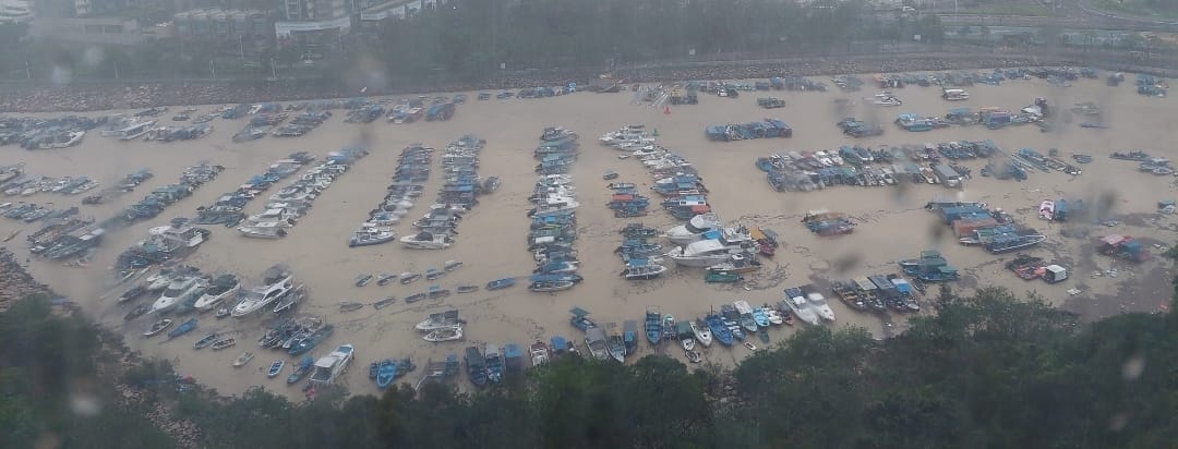 香港民众于脸书「西贡将军澳讨论区」回报，停车场淹水，大量汽车浸泡在泥水中（图／取自西贡将军澳讨论区报脸书）