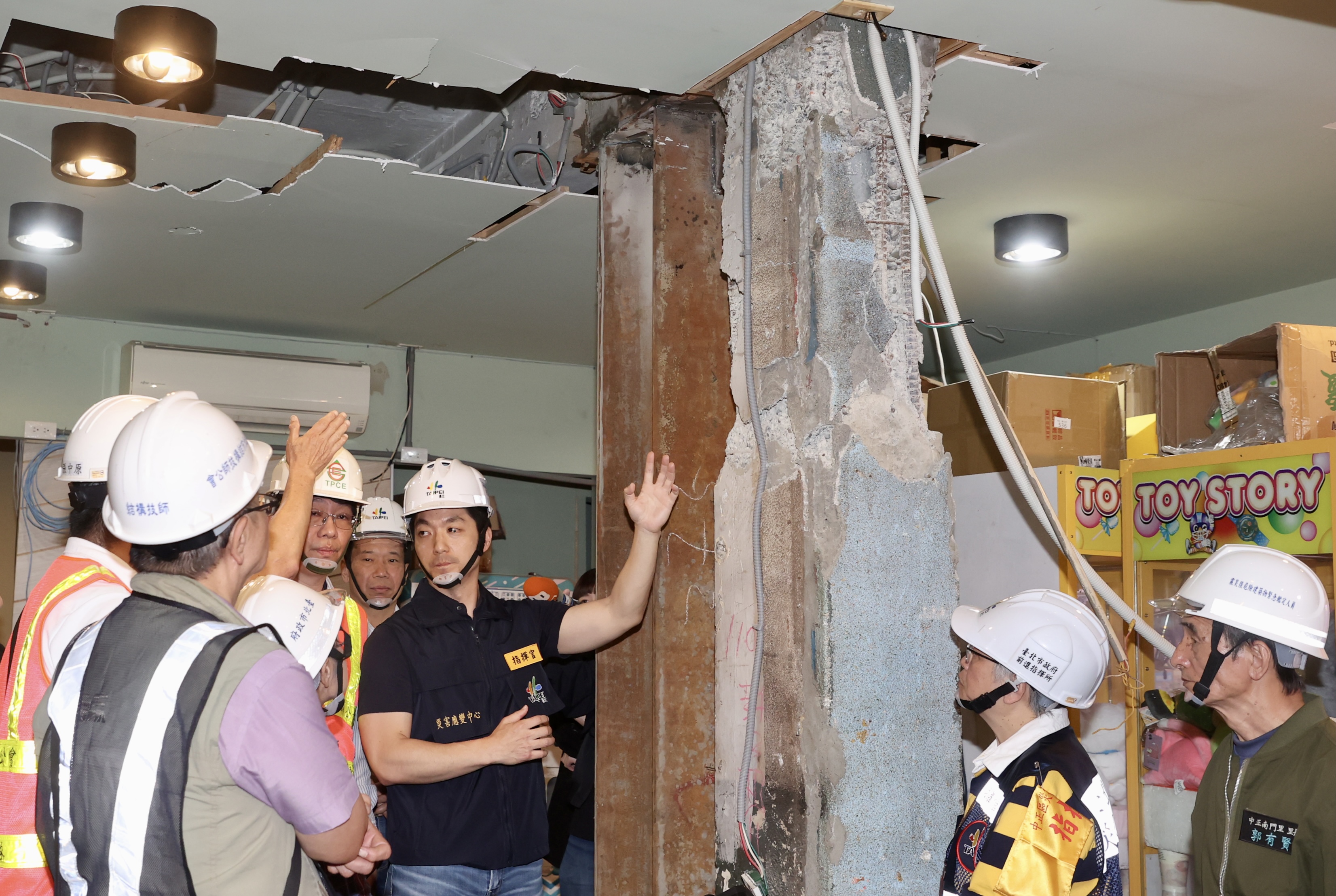 台北市长蒋万安在0403地震后视察受损建物补强措施。本报资料照片