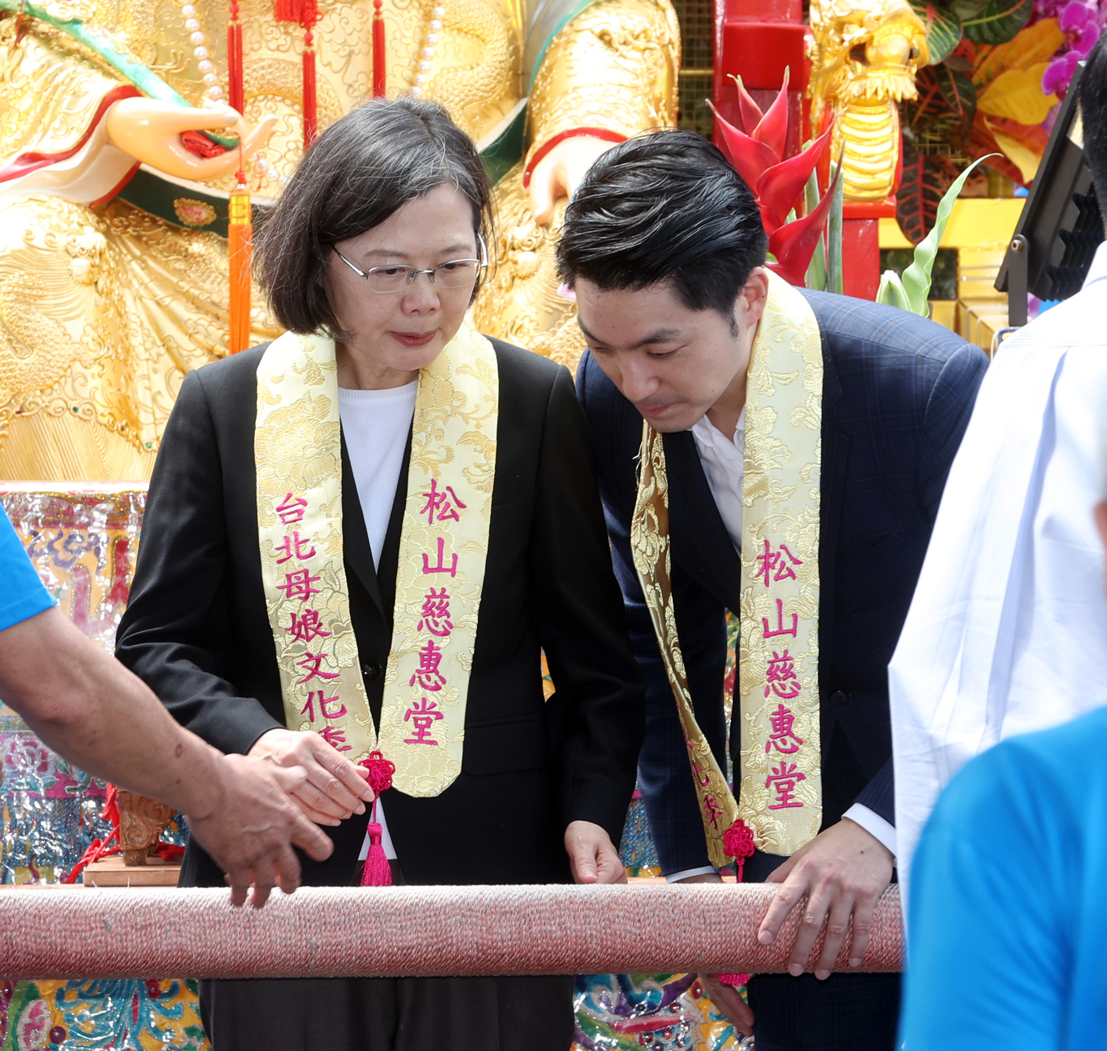 蔡英文总统（左）上午和台北市长蒋万安（右），出席台北松山慈惠堂母娘文化季，两人起轿前交换意见。记者曾吉松／摄影