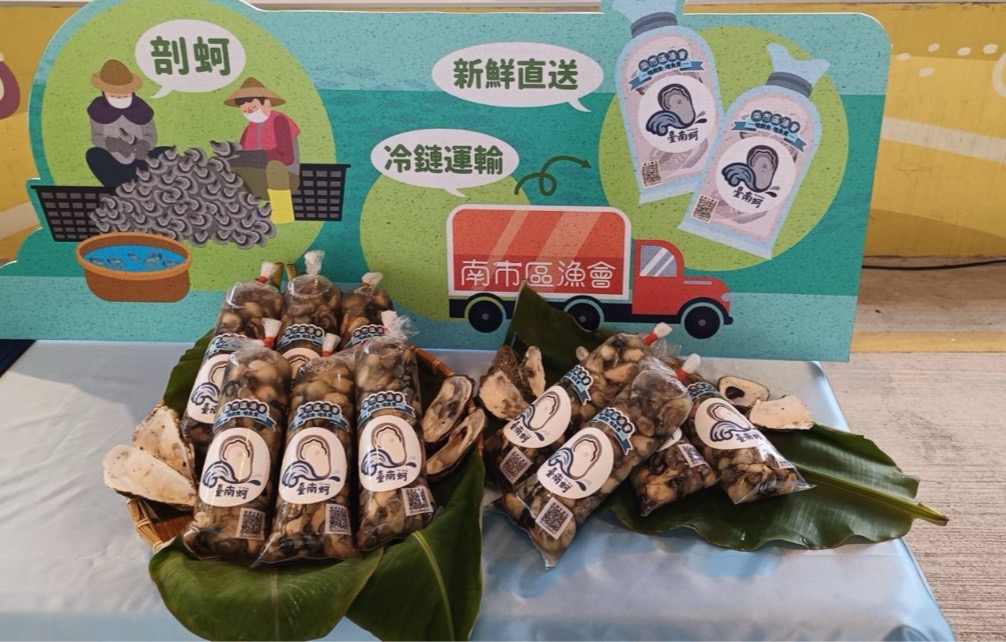 近期台南蚵推出品牌标章，加上水产溯源认证，让消费者可以安心购买在地渔产。照／台南市农业局提供