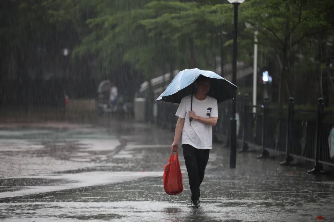 五一假期间，大陆南方广东等地雨势持续。光明网